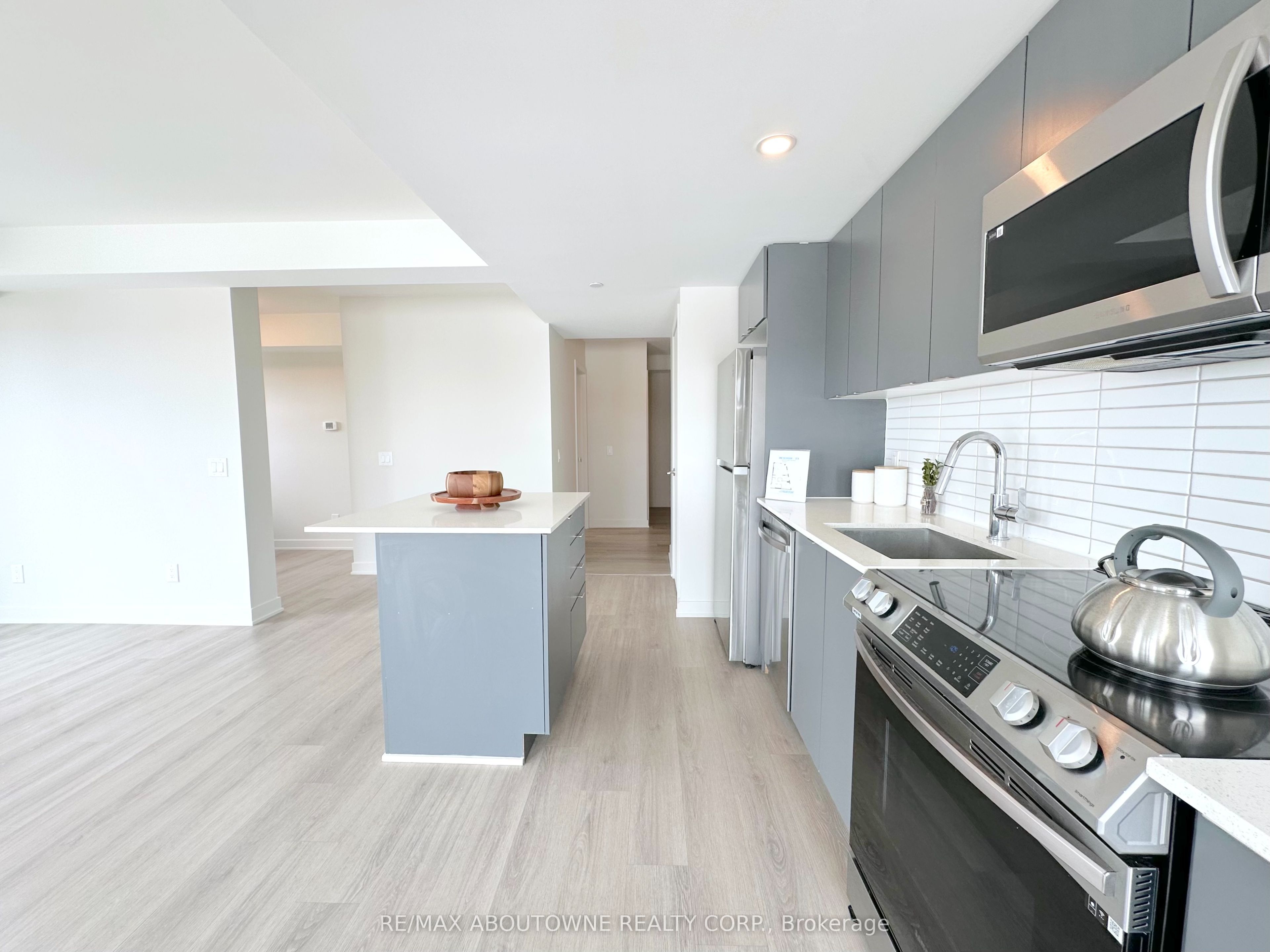 3385 Dundas Street W 521, Toronto, ON M6S 2S2 photo 3