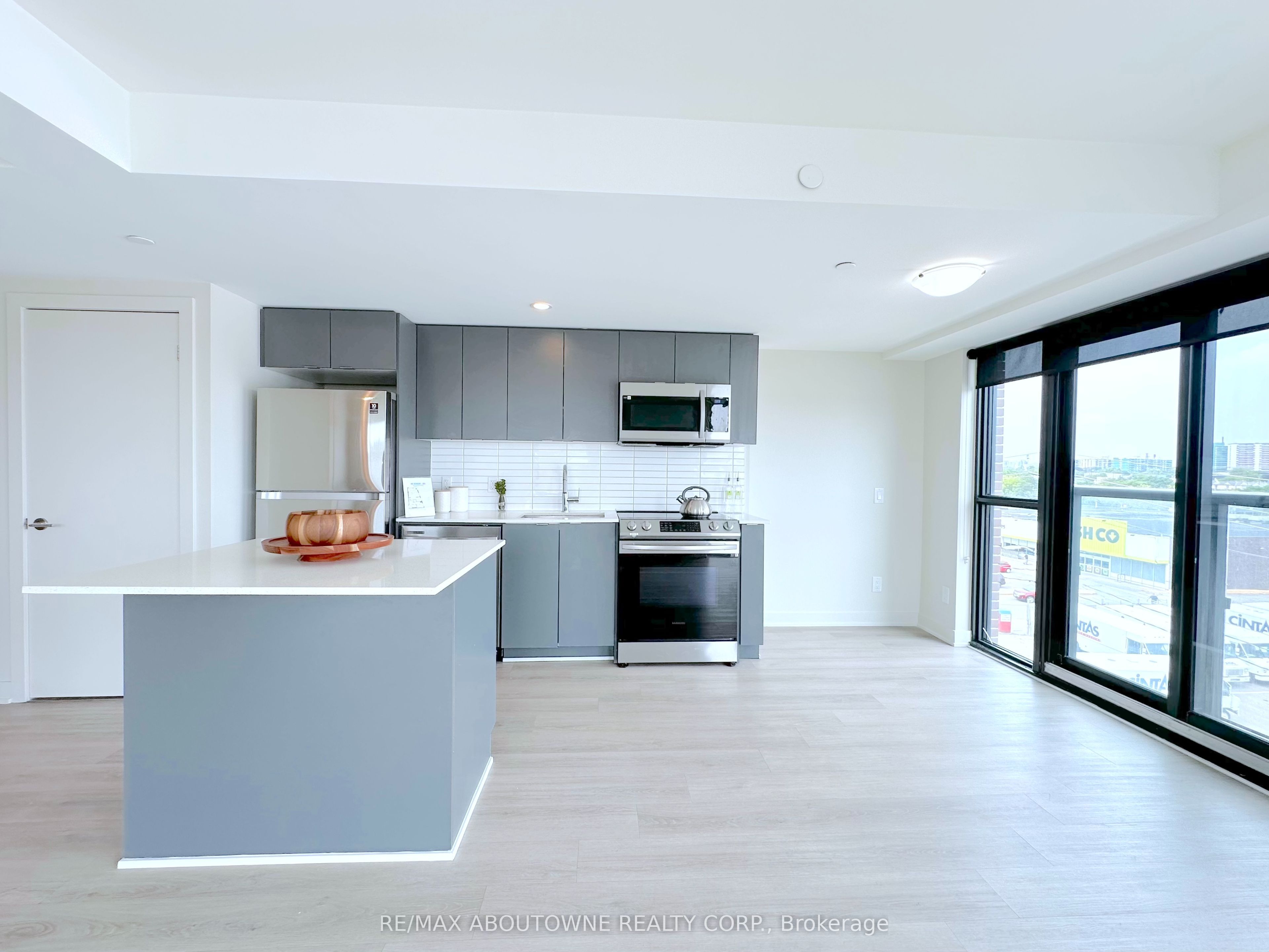 3385 Dundas Street W 521, Toronto, ON M6S 2S2 photo 4