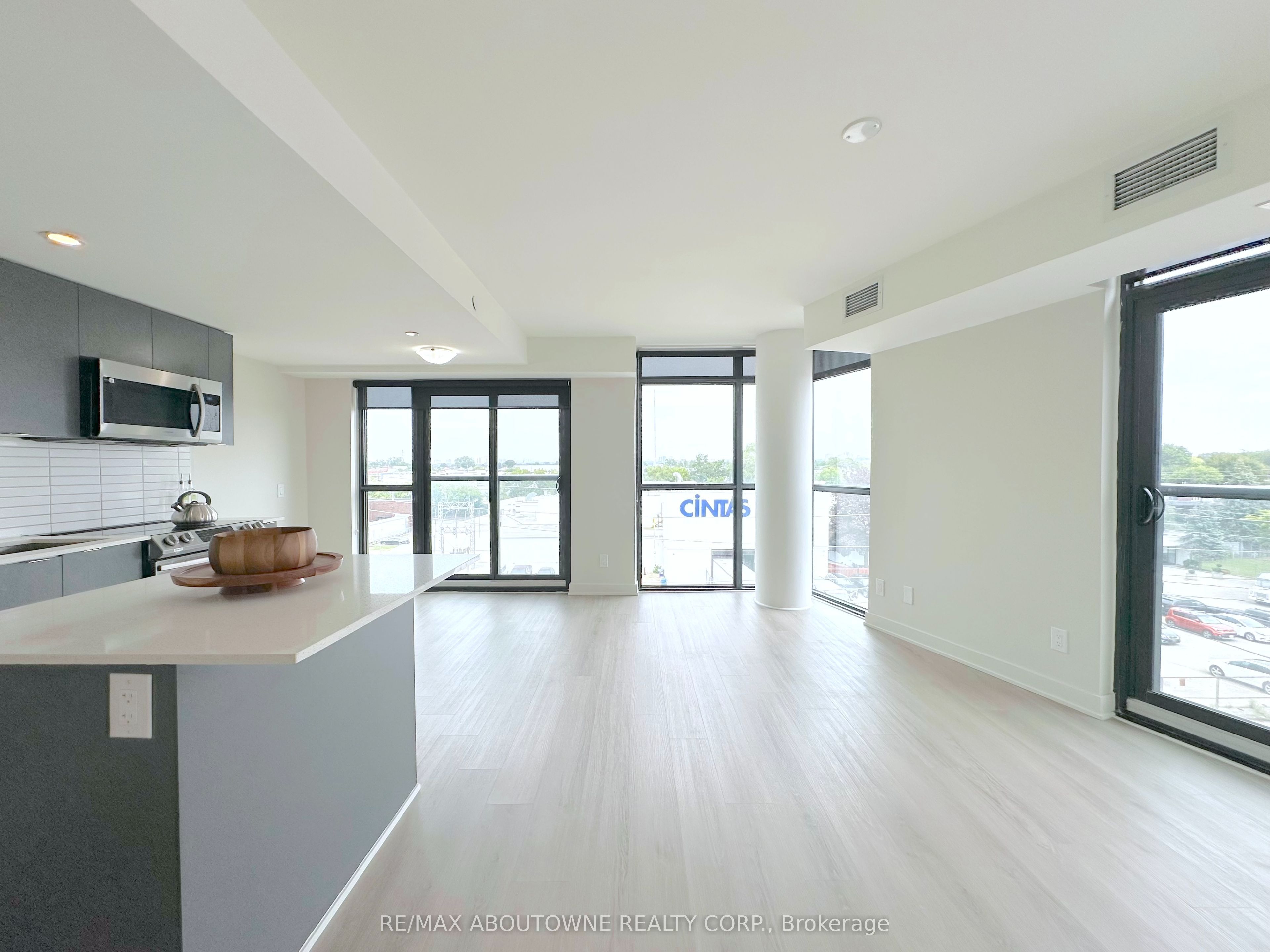 3385 Dundas Street W 521, Toronto, ON M6S 2S2 photo 5