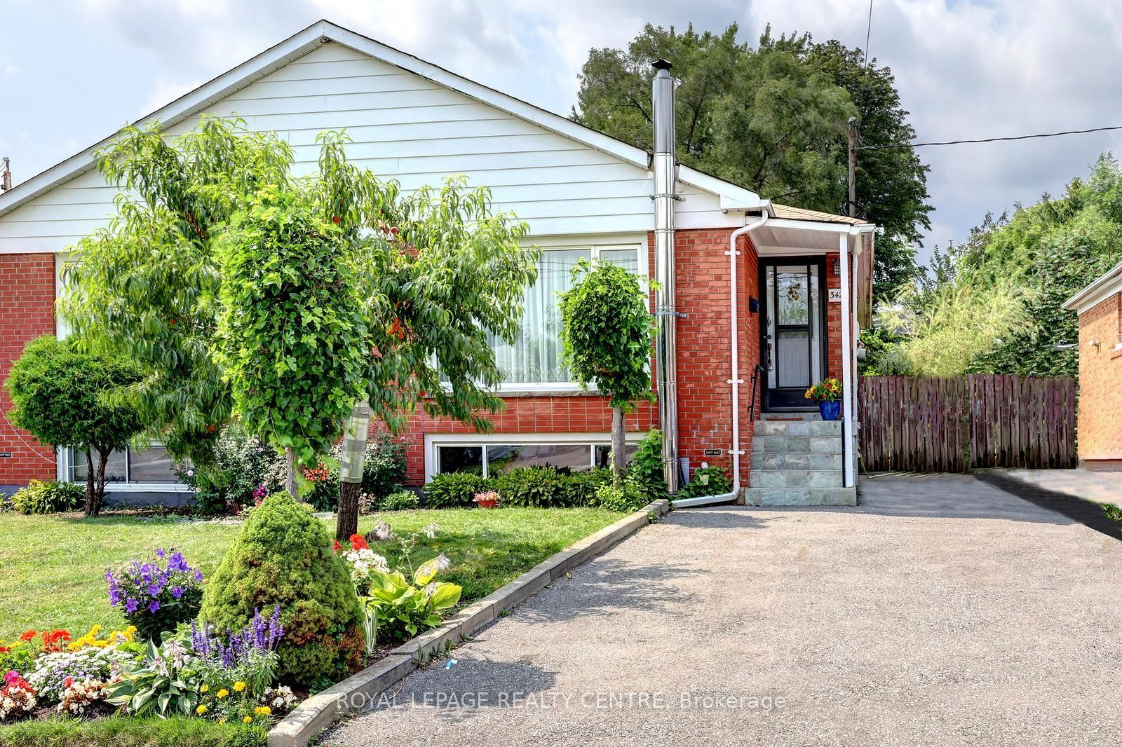 3422 Queenston Drive, Mississauga, ON L5C 2G6