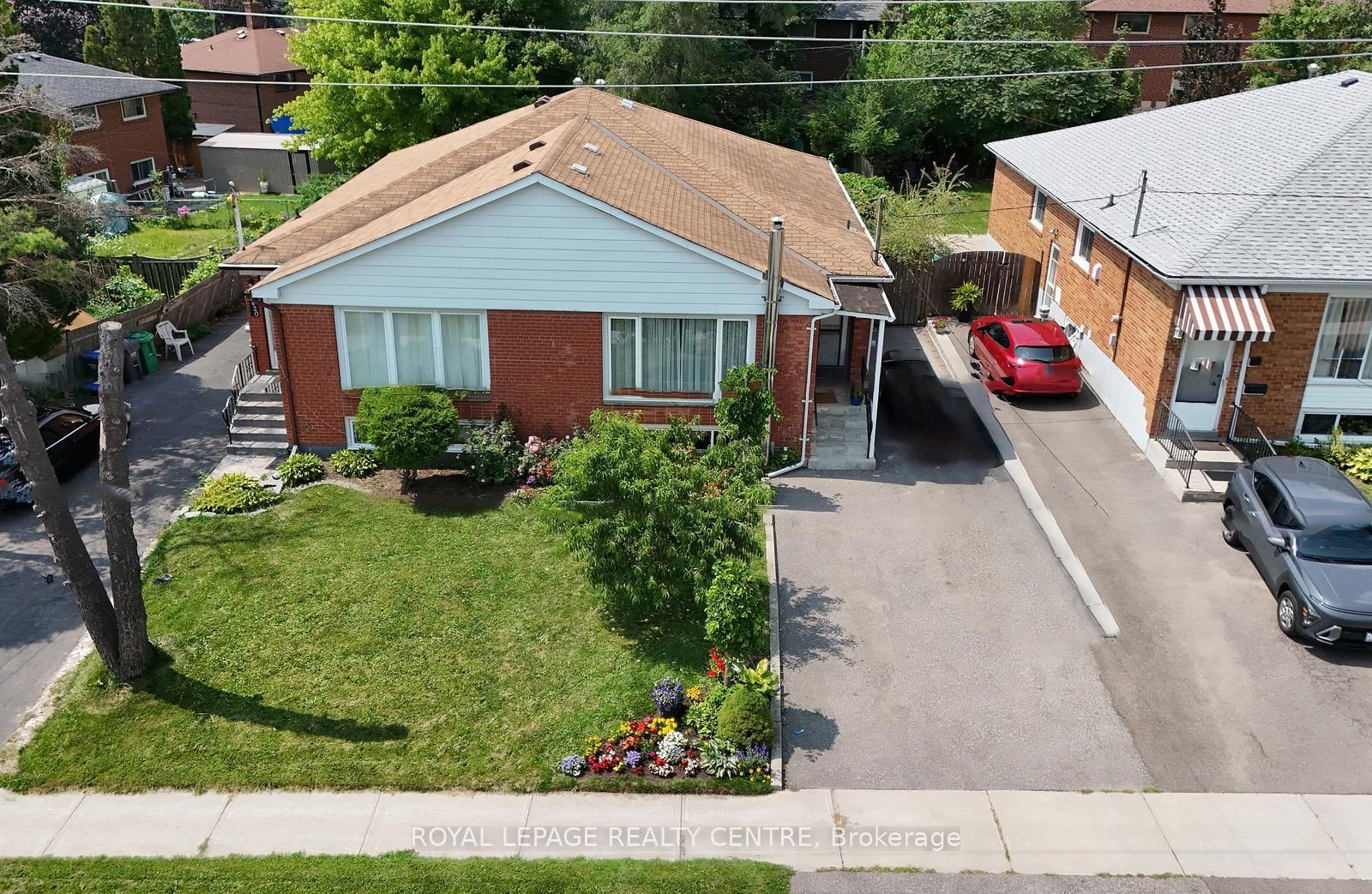 3422 Queenston Drive, Mississauga, ON L5C 2G6 photo 2