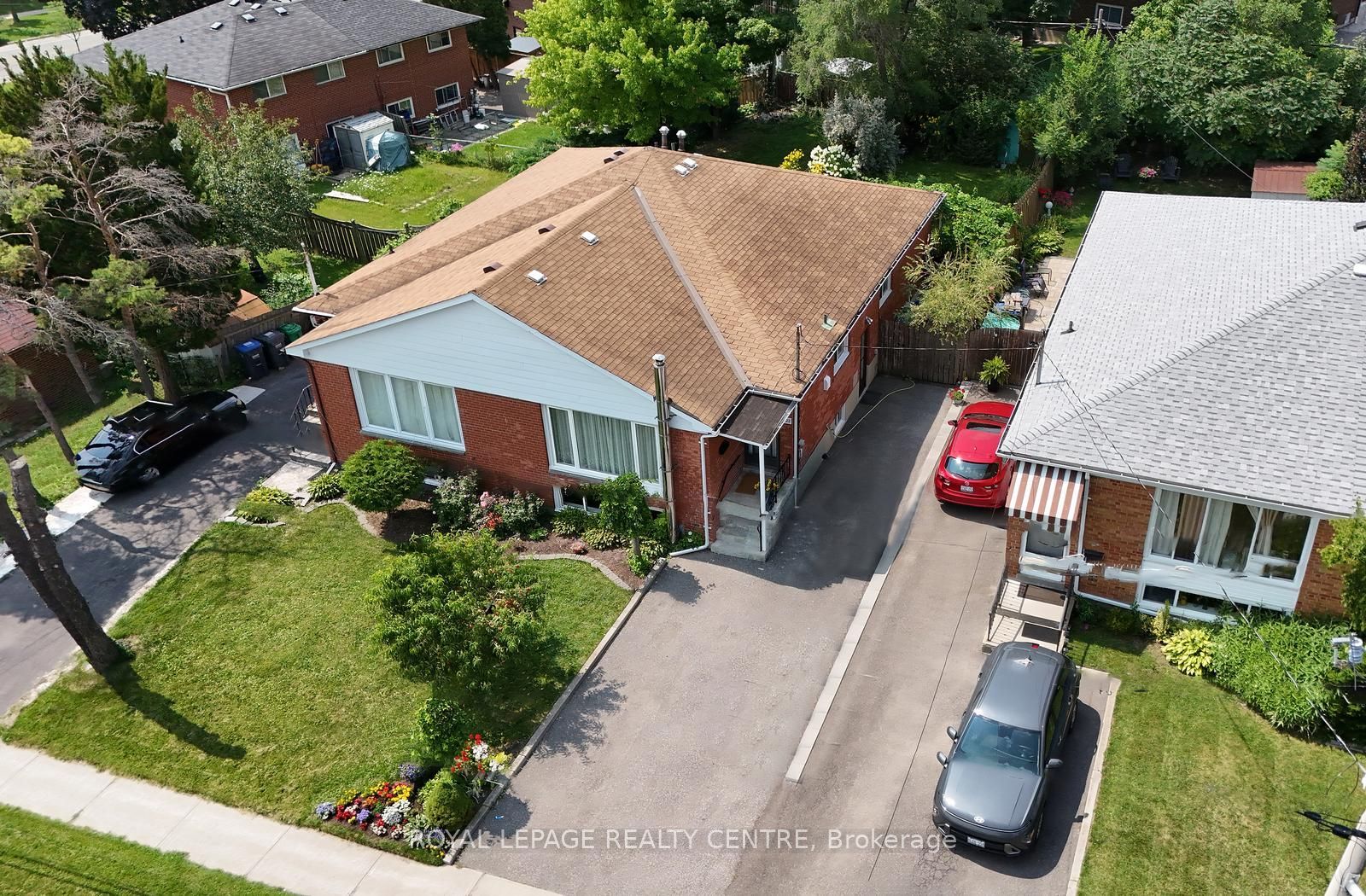 3422 Queenston Drive, Mississauga, ON L5C 2G6 photo 3