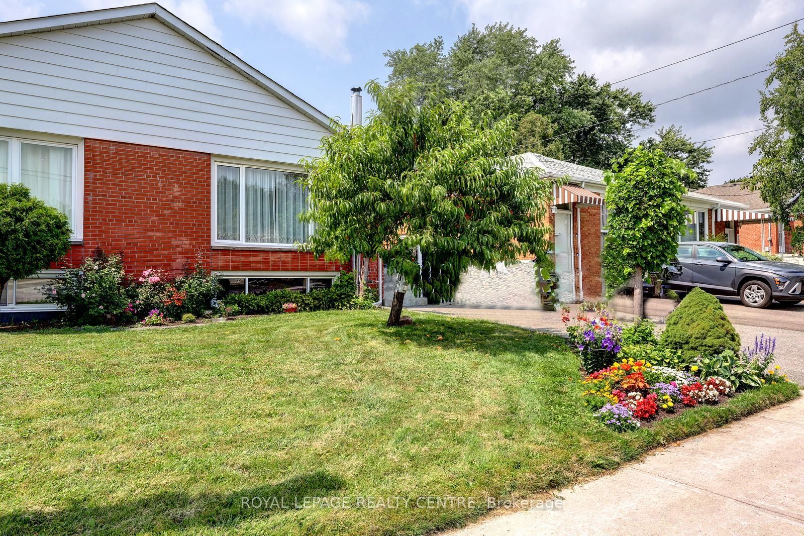 3422 Queenston Drive, Mississauga, ON L5C 2G6 photo 5