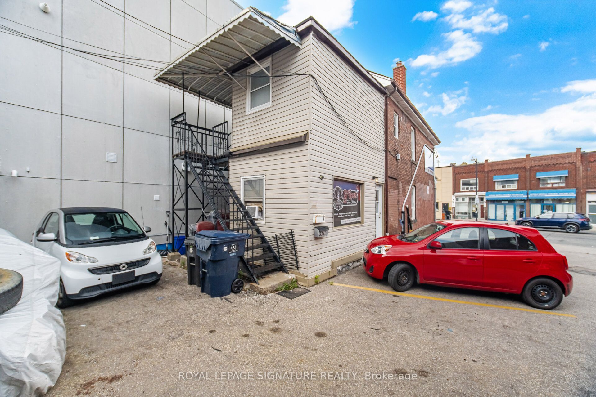 3331 Dundas Street W, Toronto, ON M6P 2A6