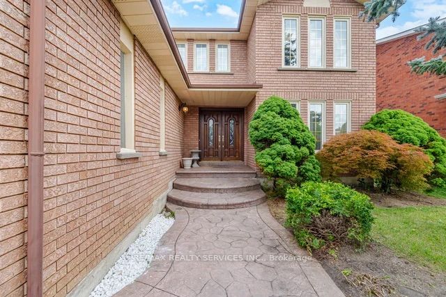 49 Turtlecreek Boulevard, Brampton, ON L6W 3X8 photo 2