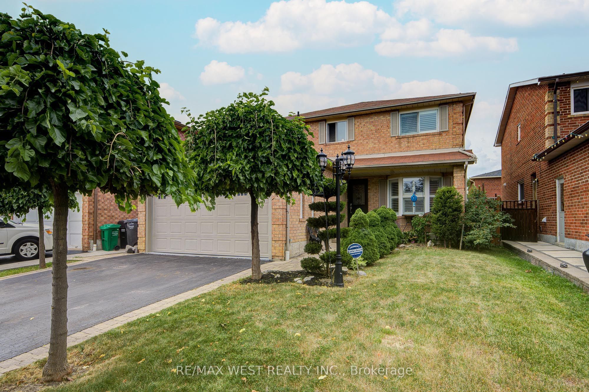 8 Ballycastle Crescent, Brampton, ON L6Z 2V5 photo 2