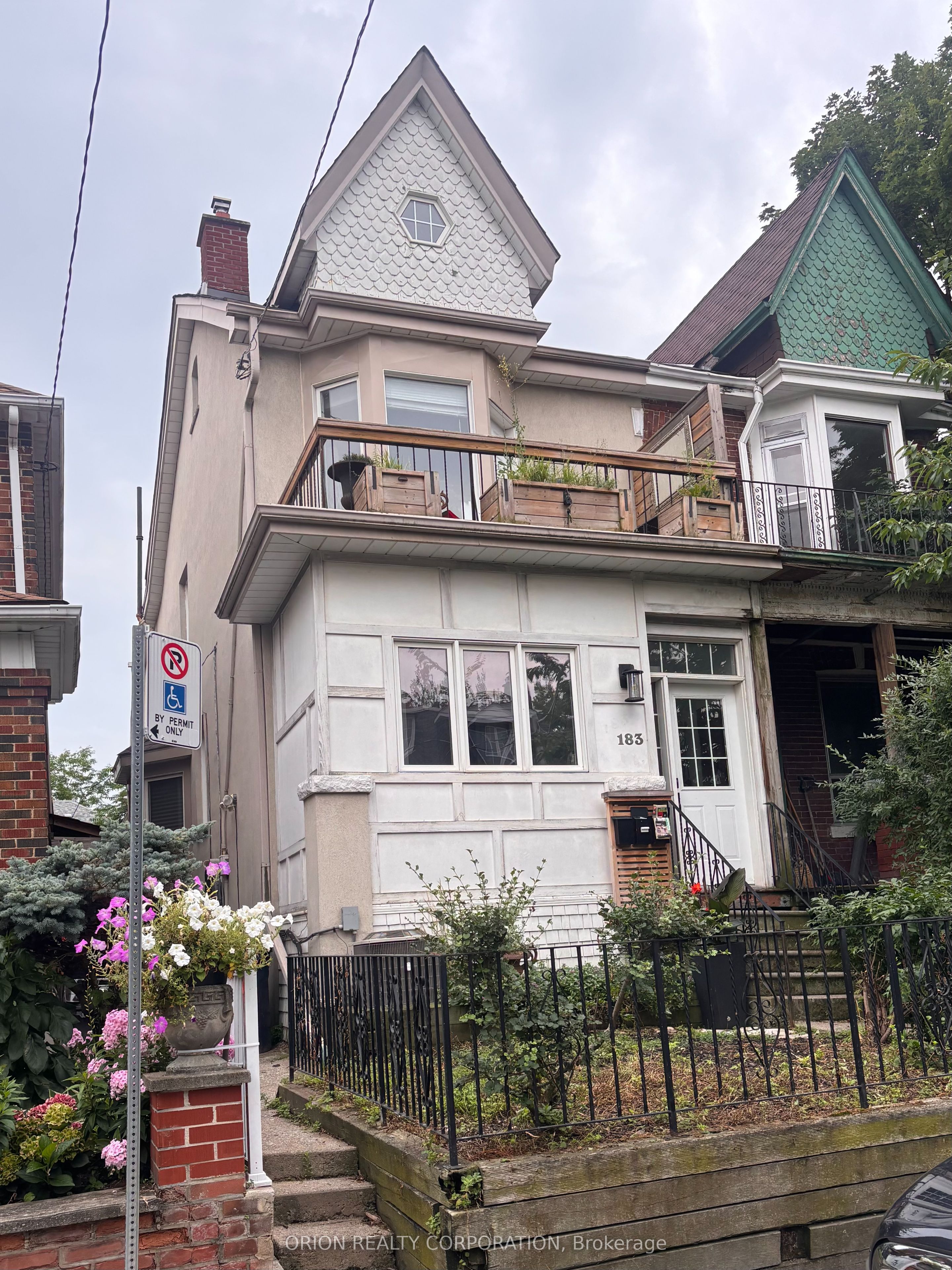 183 Essex Street 1, Toronto, ON M6G 1T6