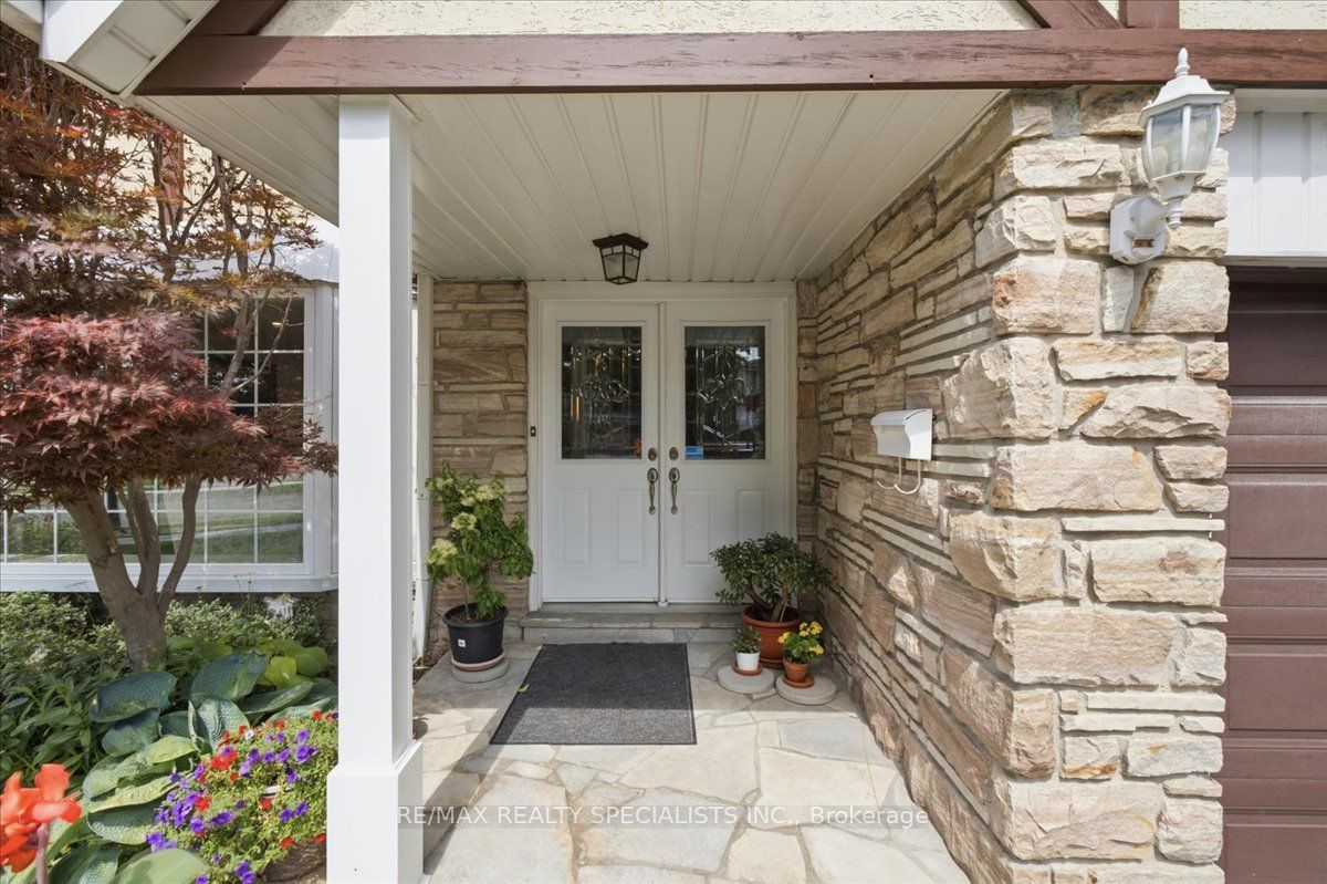 1273 Winding Trail, Mississauga, ON L4Y 2T9 photo 3