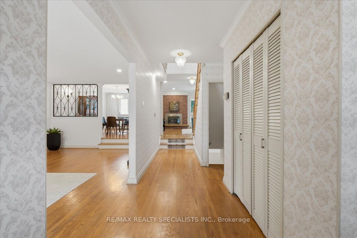 1273 Winding Trail, Mississauga, ON L4Y 2T9 photo 5