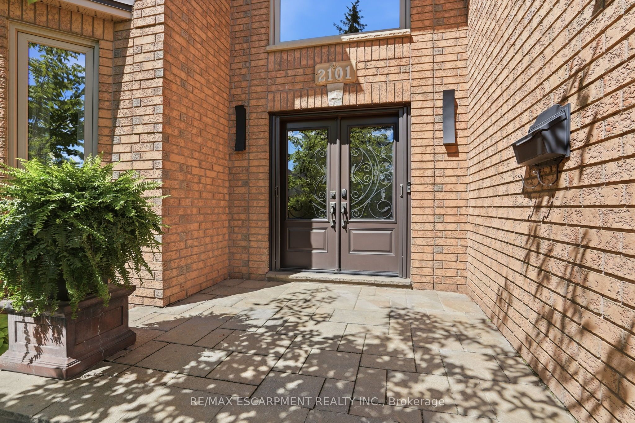 2101 Westoak Trails Boulevard, Oakville, ON L6M 3L2 photo 2