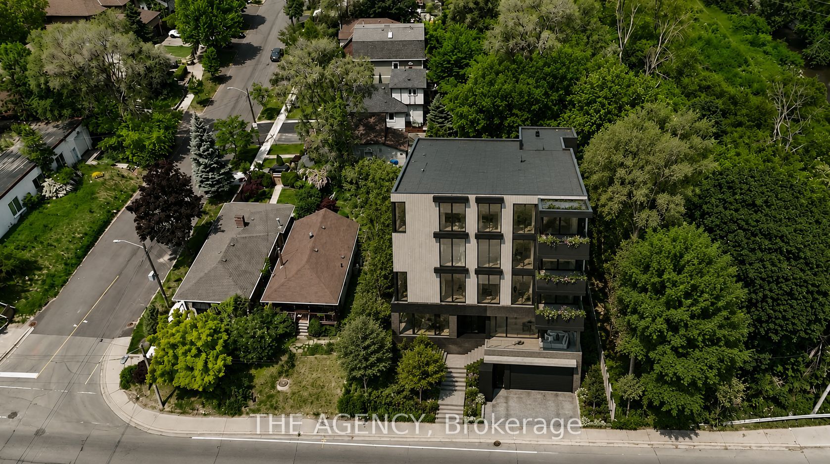 580 The Queensway, Toronto, ON M8Y 1J9 photo 2