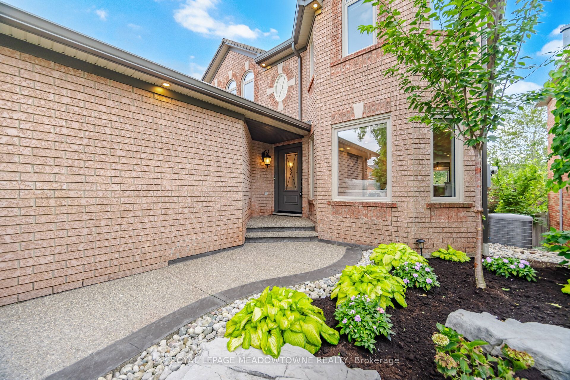 6878 Summer Heights Drive, Mississauga, ON L5N 7E9 photo 3