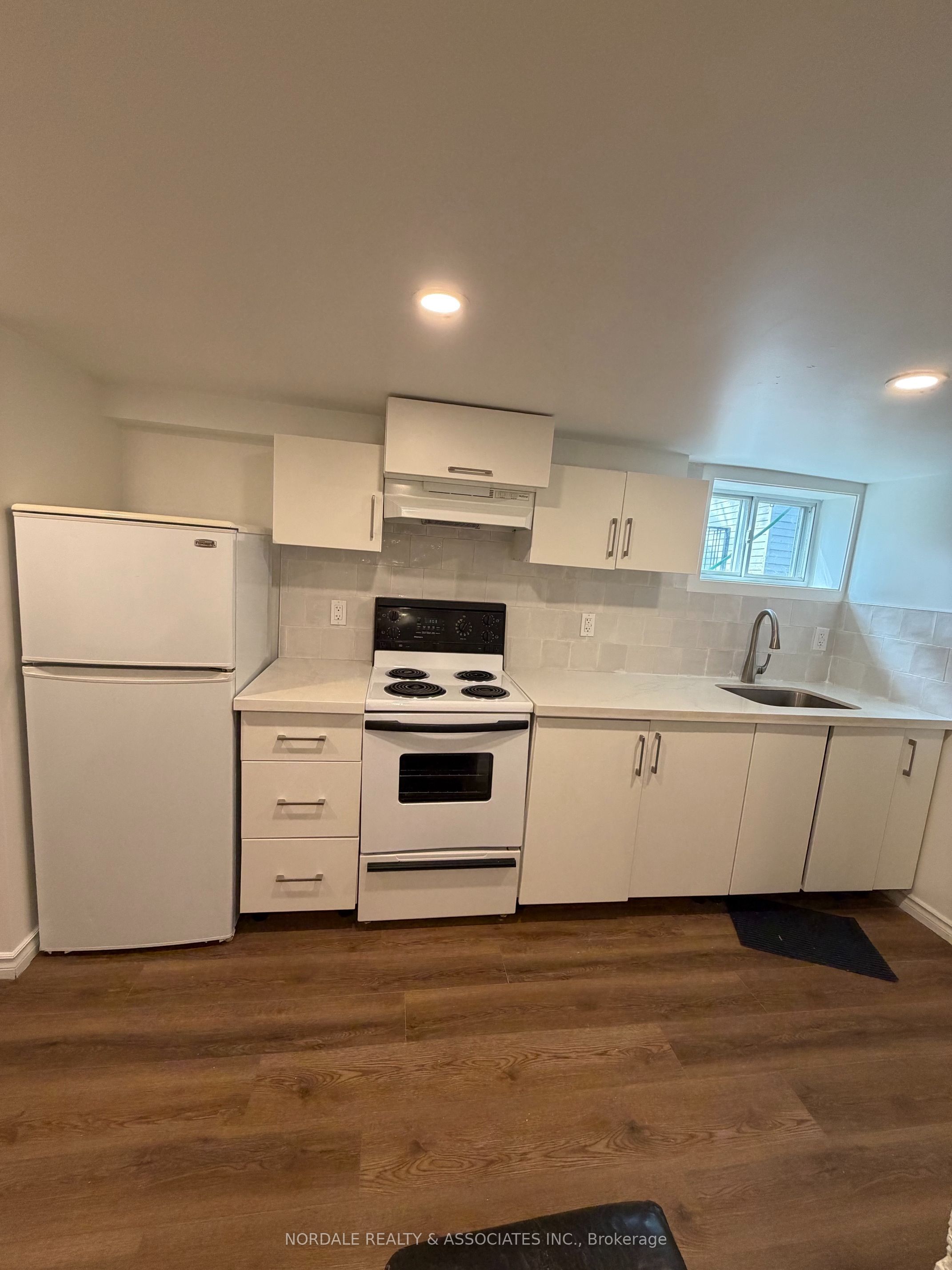 187 ALDERCREST Road, Toronto, ON M8W 4J5 photo 2