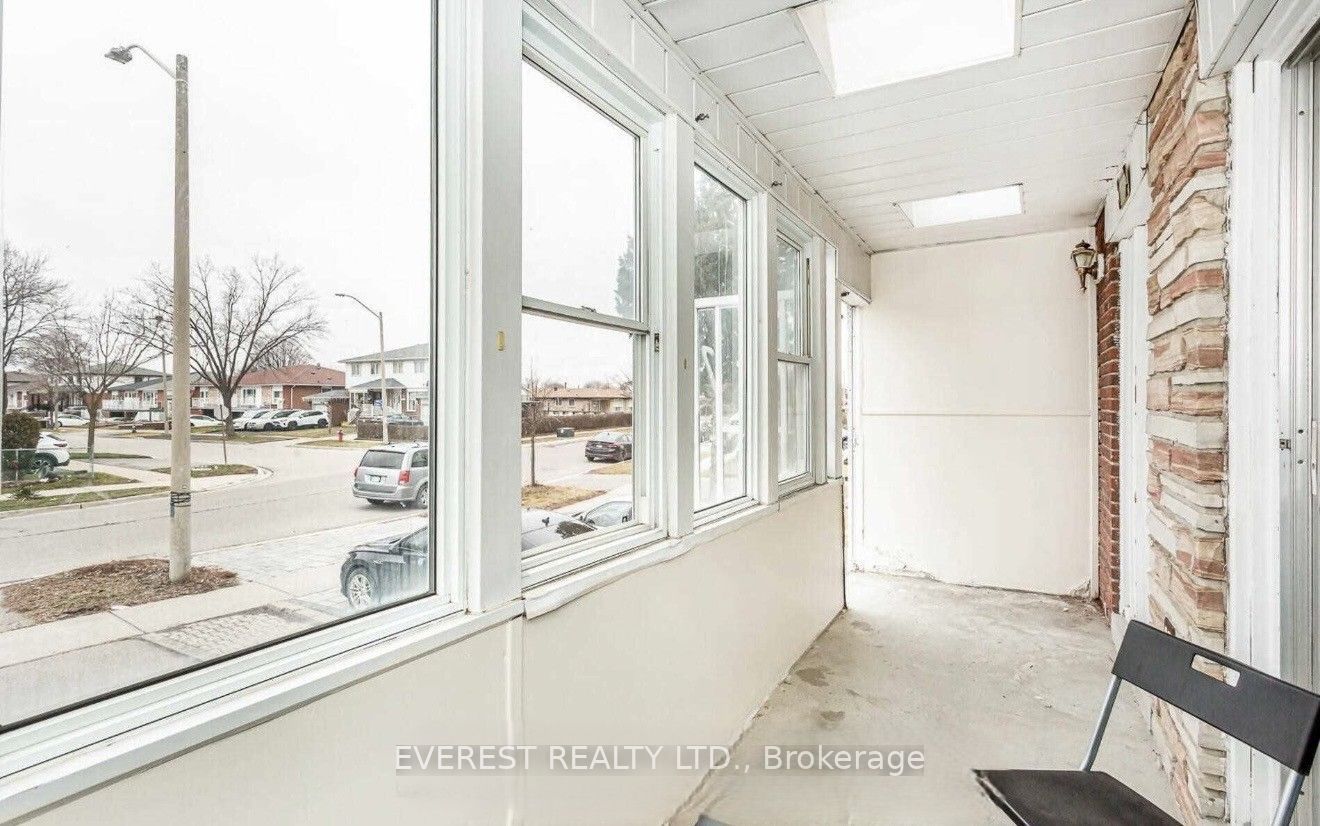 7549 Catalpa Road, Mississauga, ON L4T 2T2 photo 2