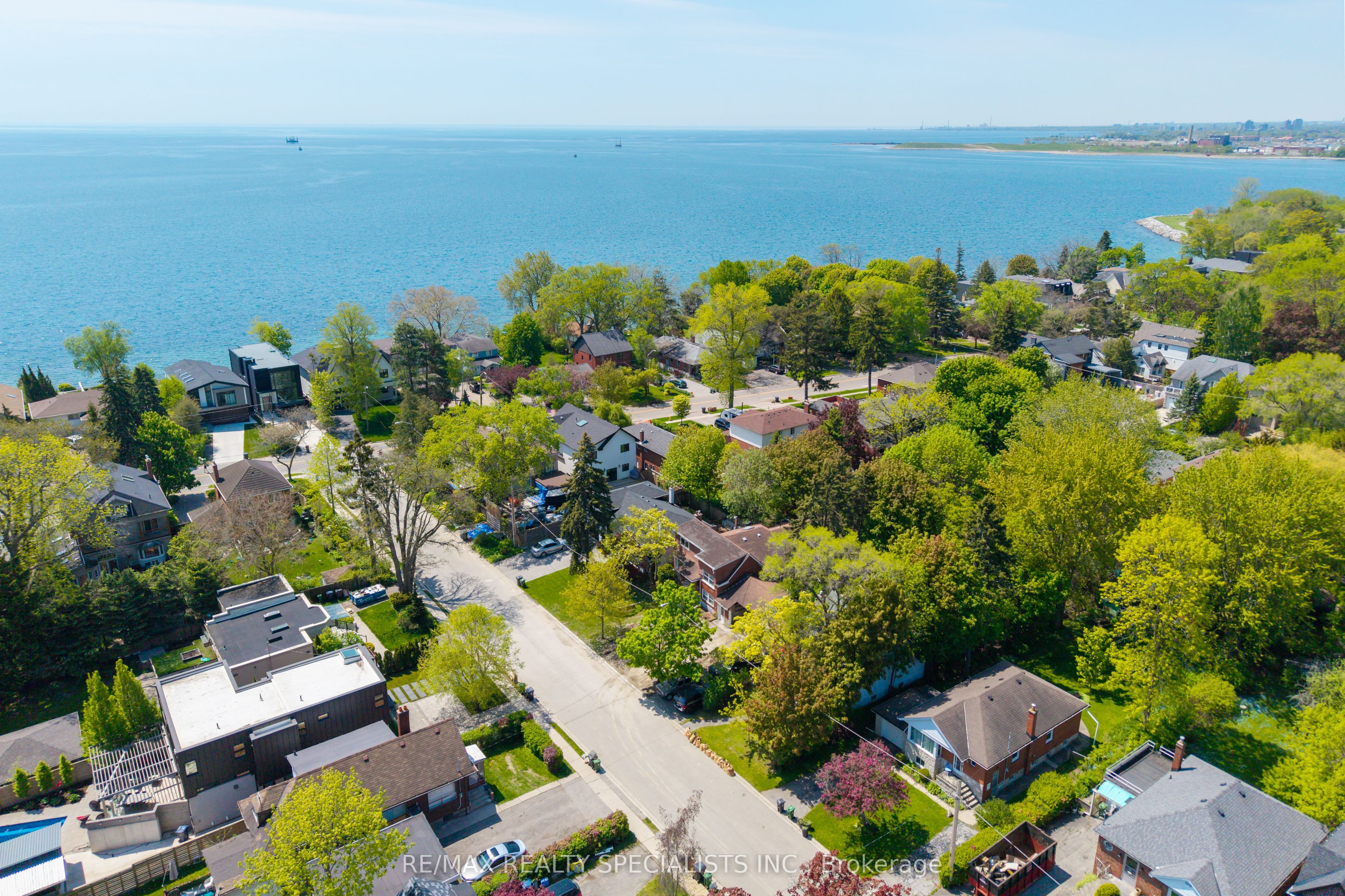 4 Elton Crescent, Toronto, ON M8W 2X8 photo 2