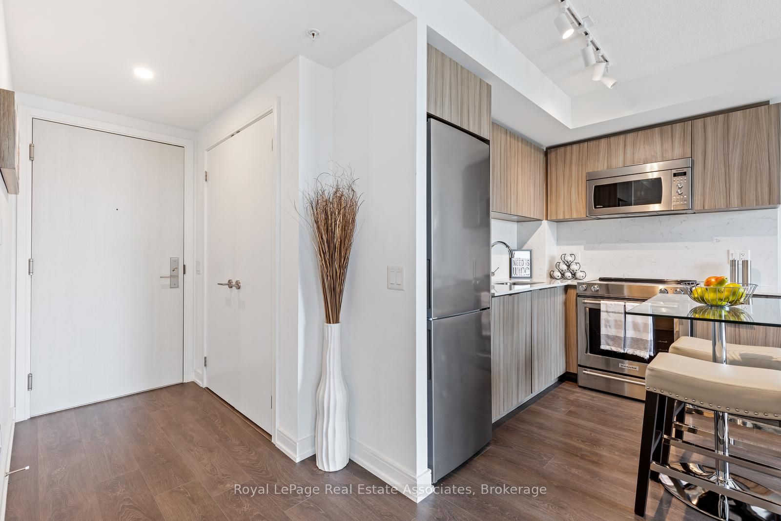 30 Samuel Wood Way 1403, Toronto, ON M9B 0C9