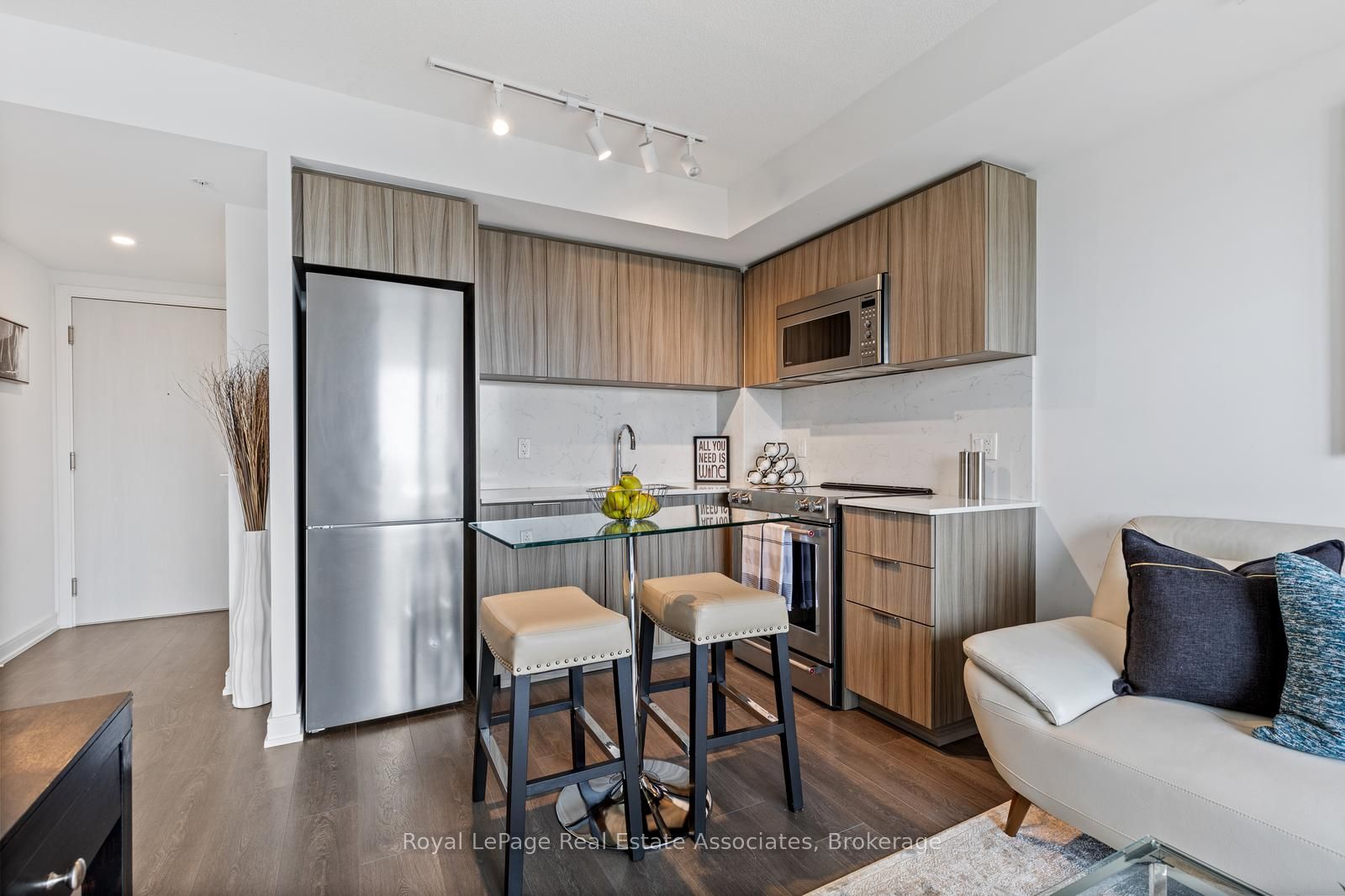 30 Samuel Wood Way 1403, Toronto, ON M9B 0C9 photo 2