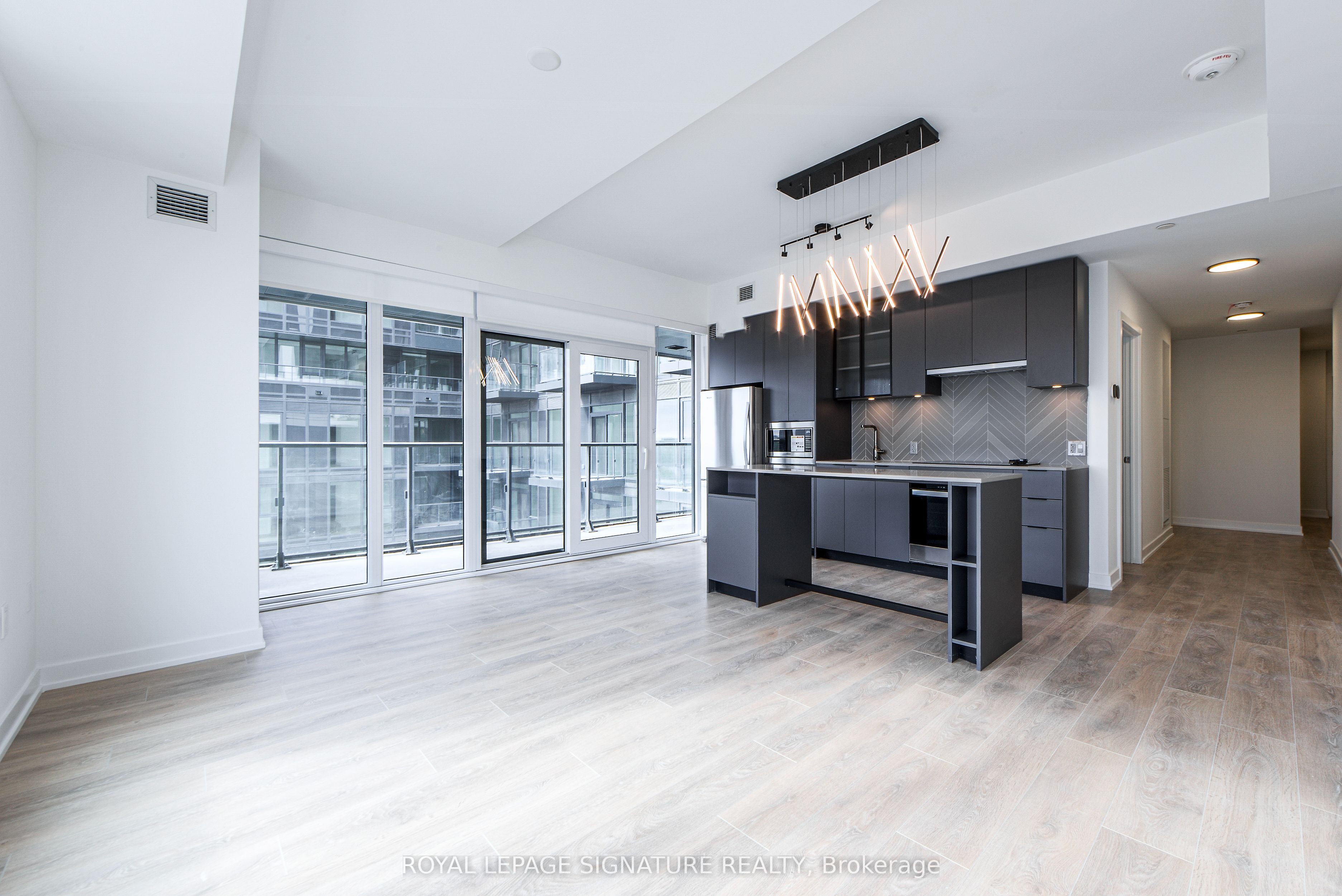 1037 The Queensway 505, Toronto, ON M8Z 0H5 photo 2