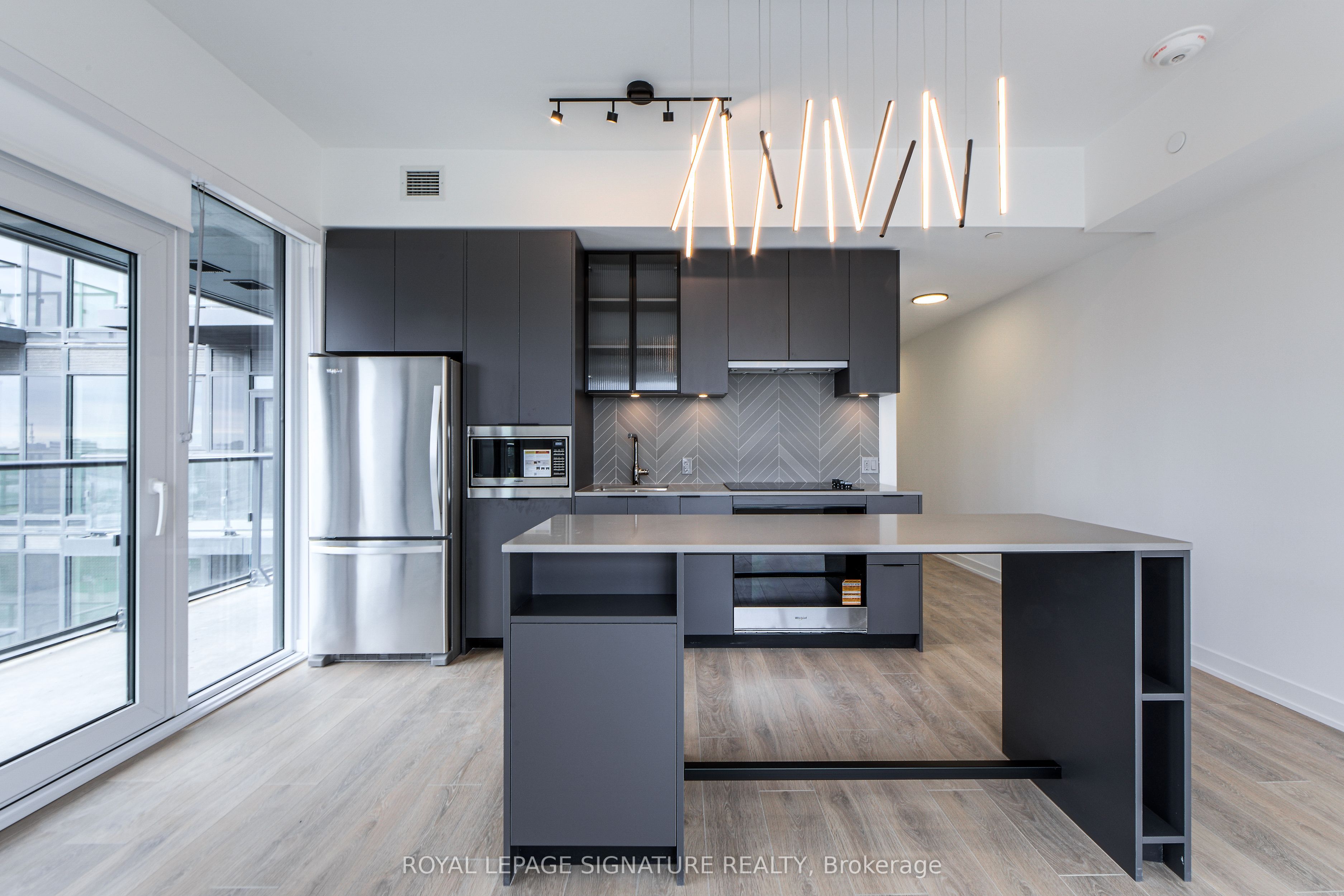 1037 The Queensway 505, Toronto, ON M8Z 0H5 photo 3