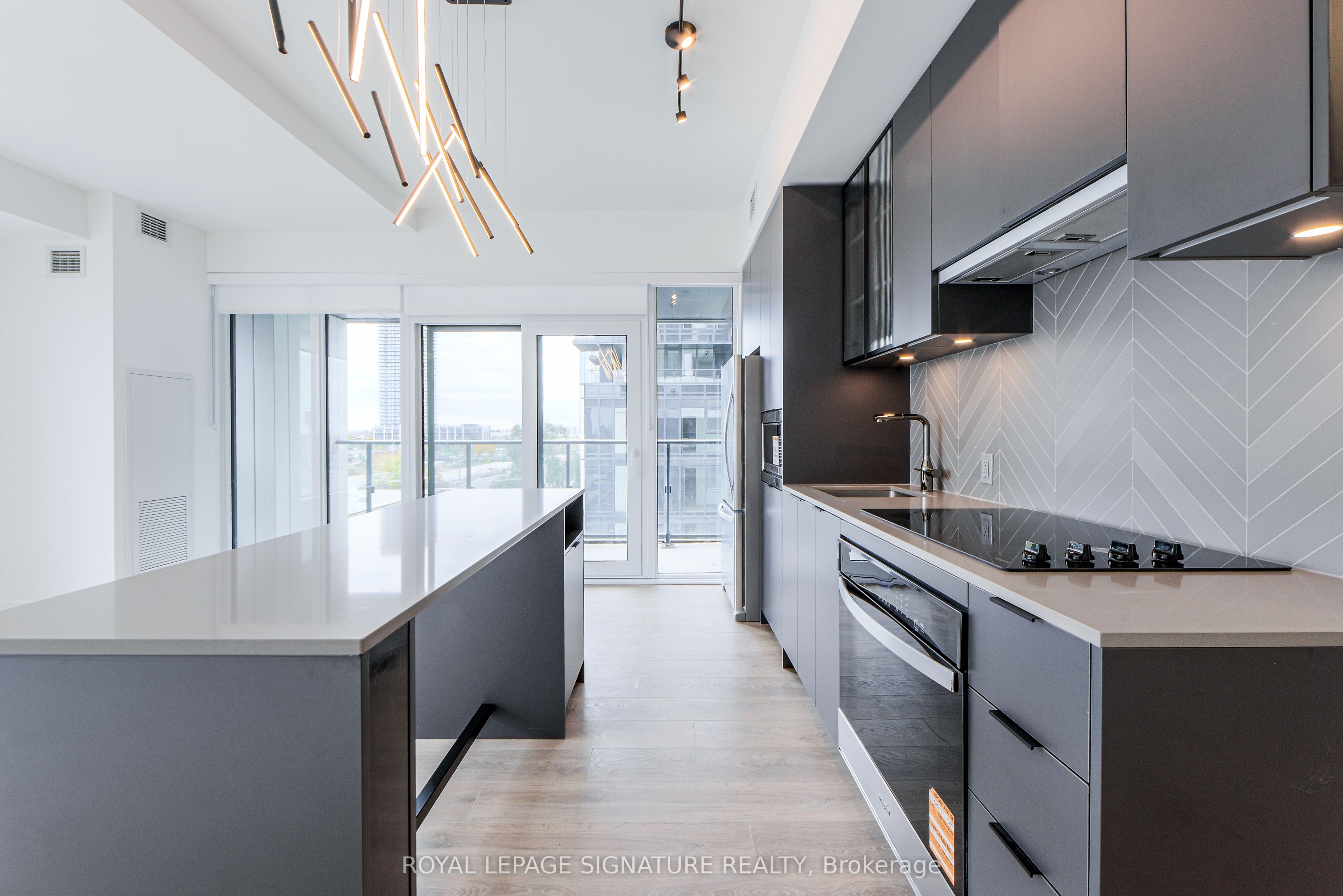 1037 The Queensway 505, Toronto, ON M8Z 0H5 photo 4