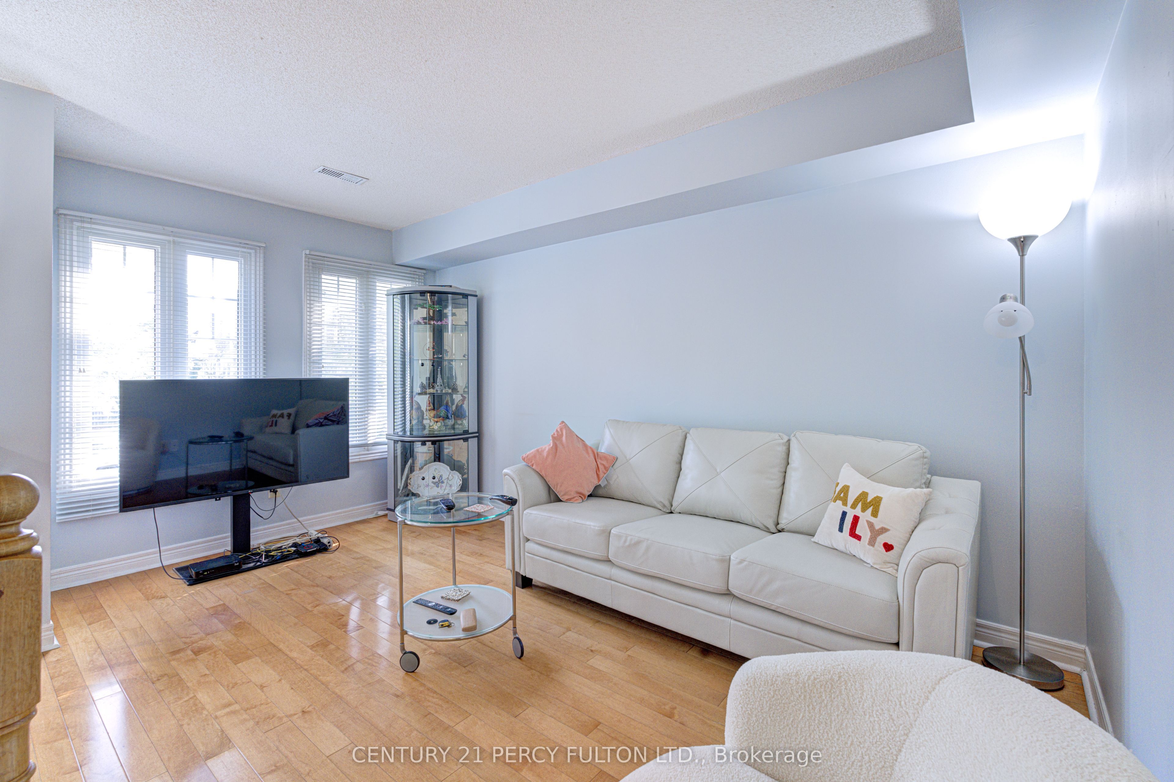 800 Dundas Street W 17, Mississauga, ON L5C 4S8 photo 2