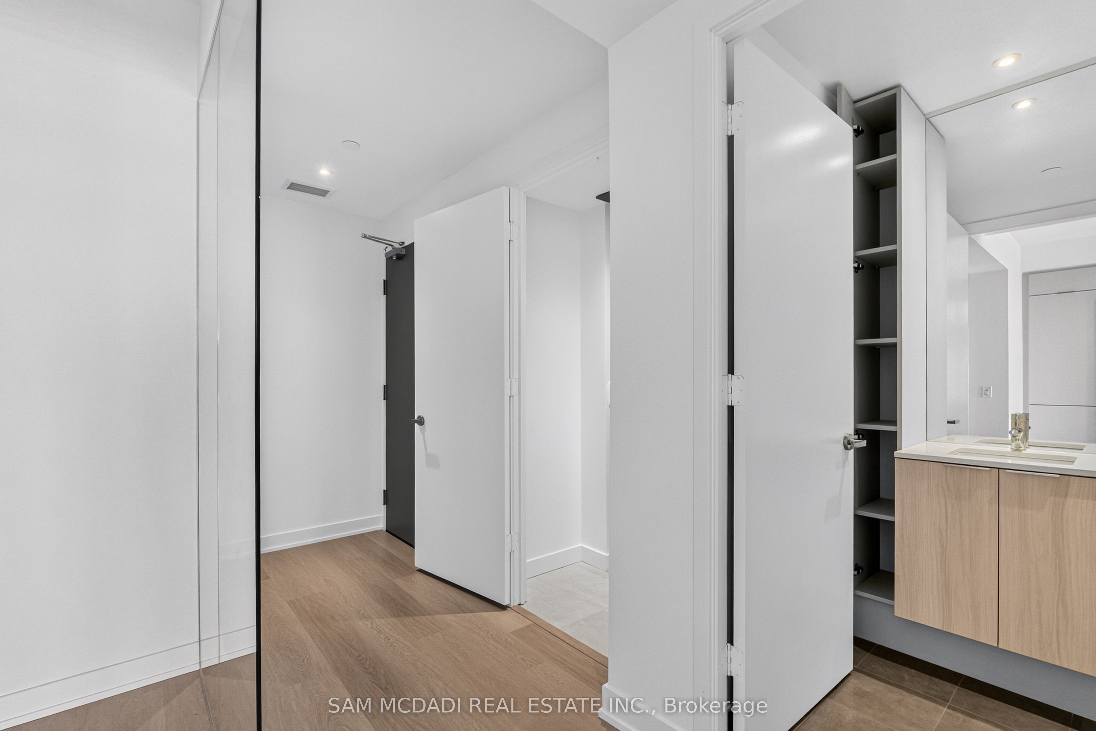 448 Burnhamthorpe Road 6606, Mississauga, ON L5B 0R4 photo 4