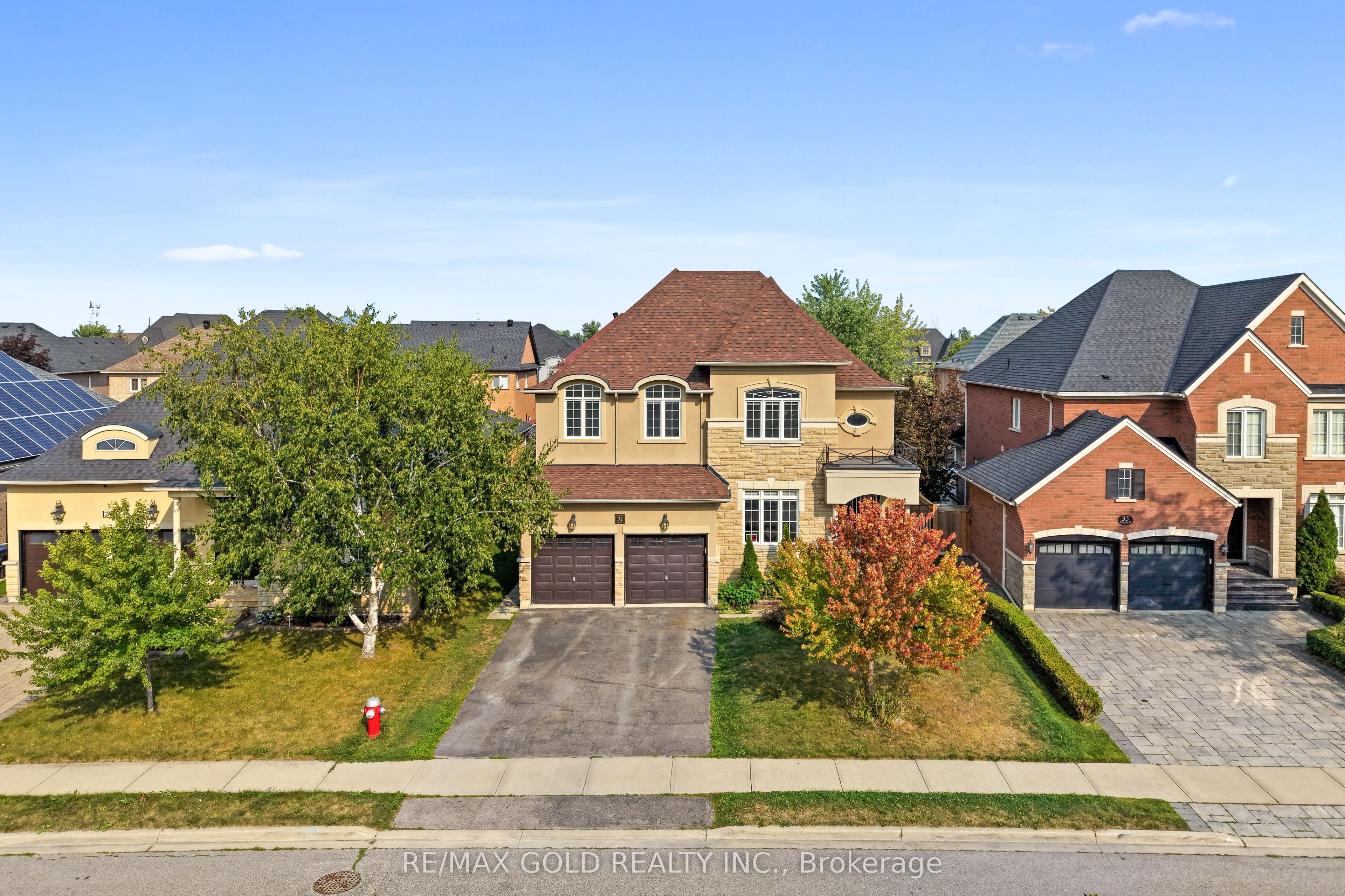 31 Fontainebleu Road, Brampton, ON L6P 1Z1 photo 2