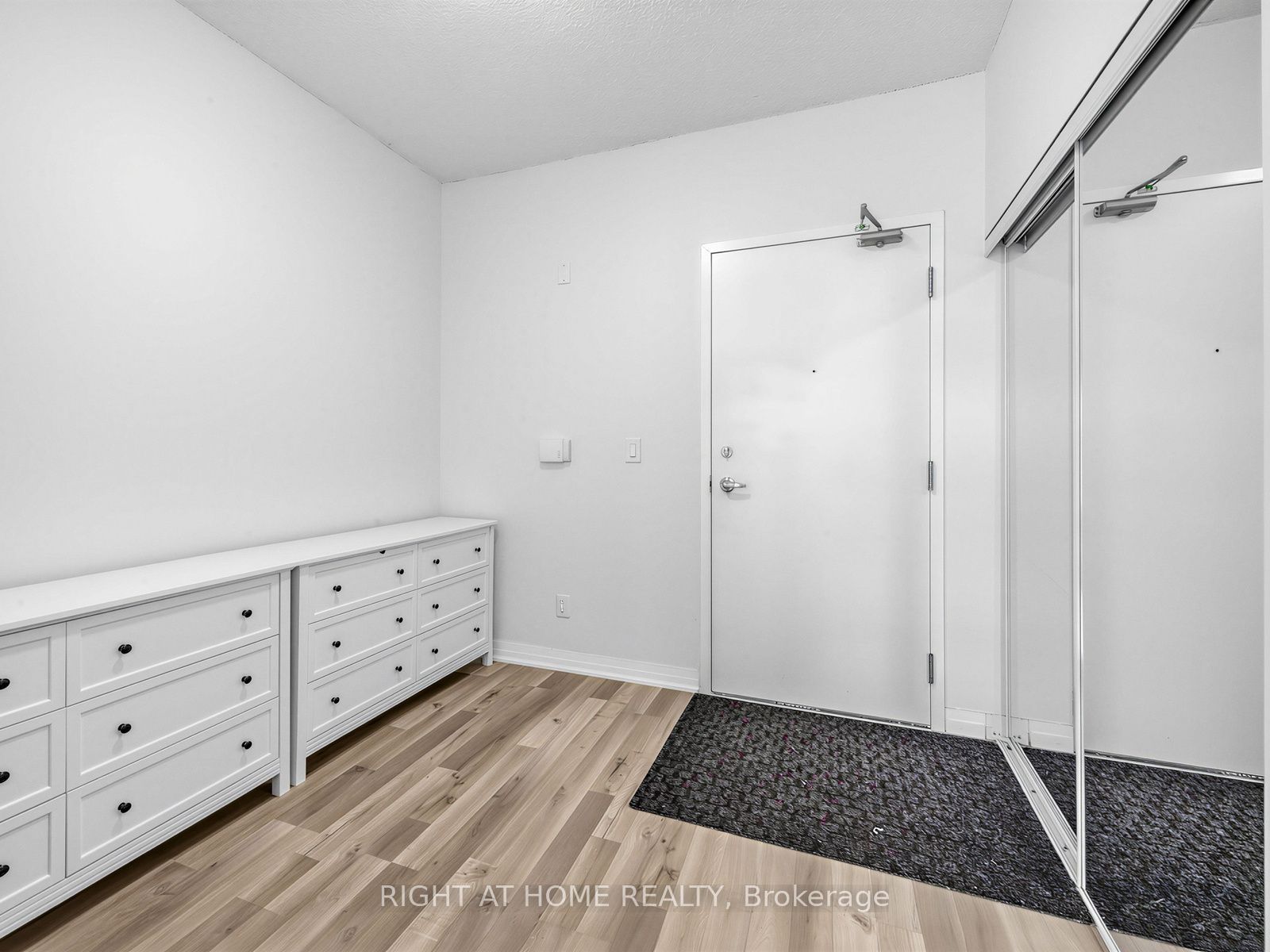 155 Legion Road N 208, Toronto, ON M8Y 0A7 photo 2