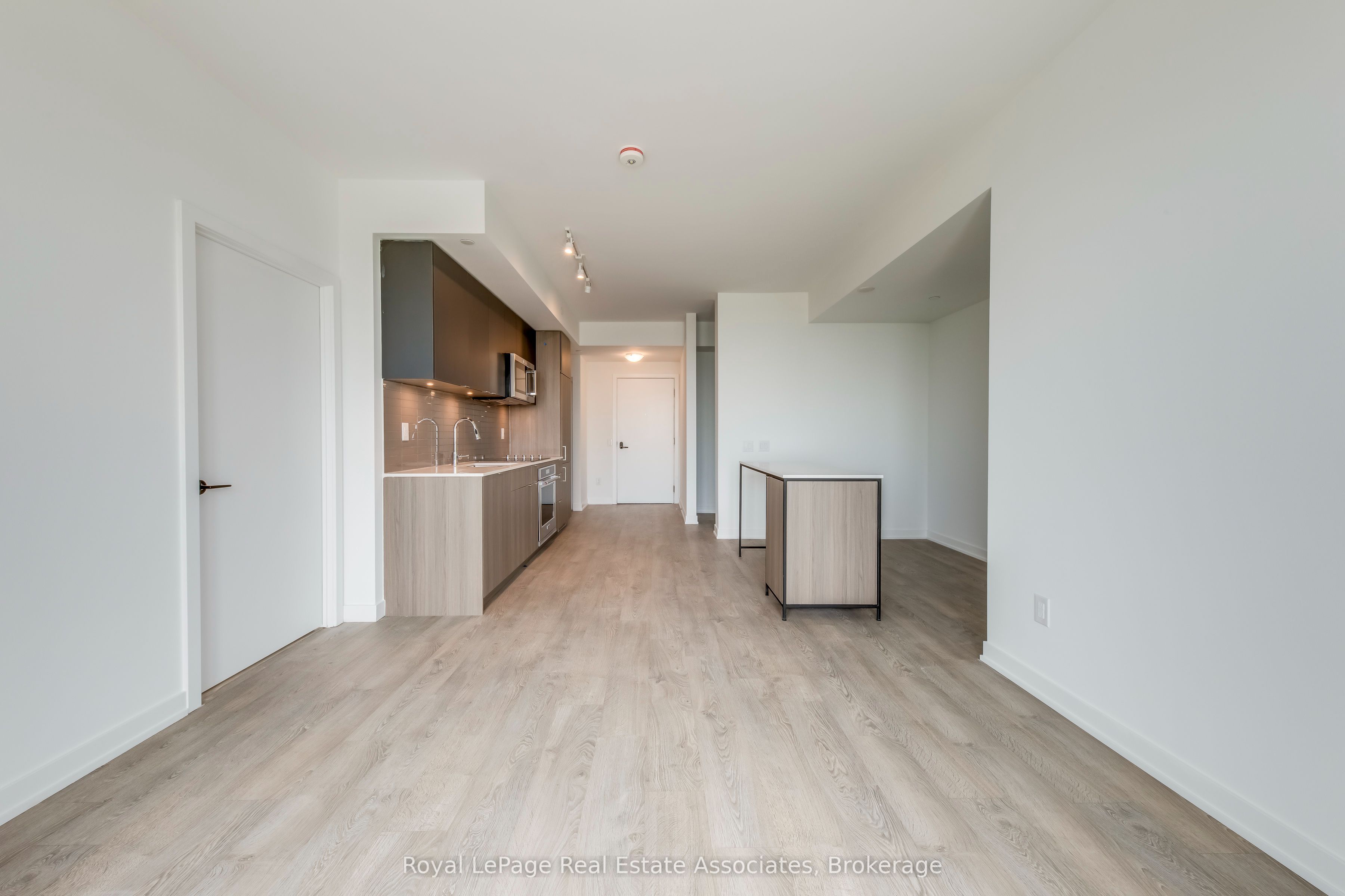 220 Missinnihe Way 806, Mississauga, ON L5H 0A9 photo 2