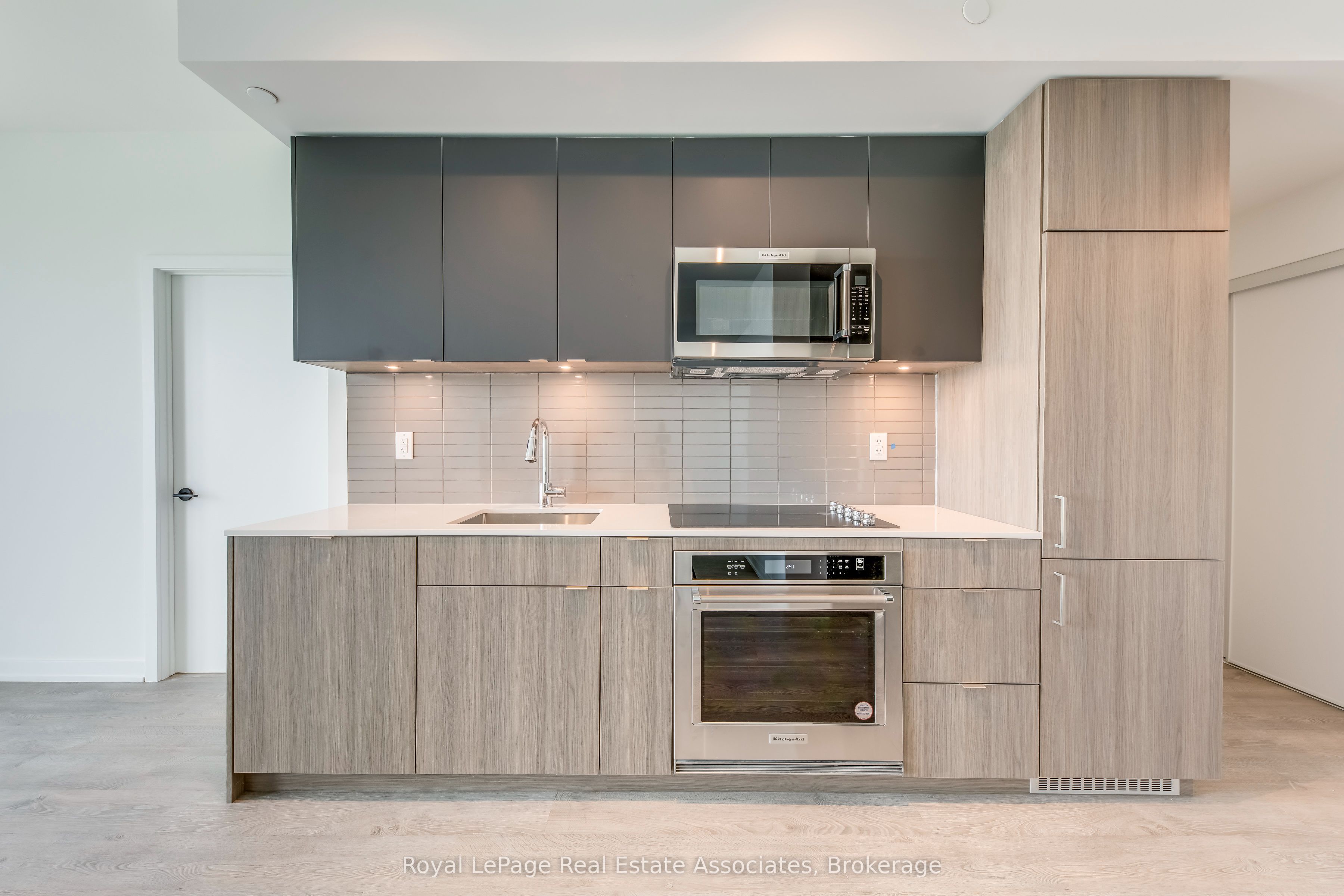 220 Missinnihe Way 806, Mississauga, ON L5H 0A9 photo 3