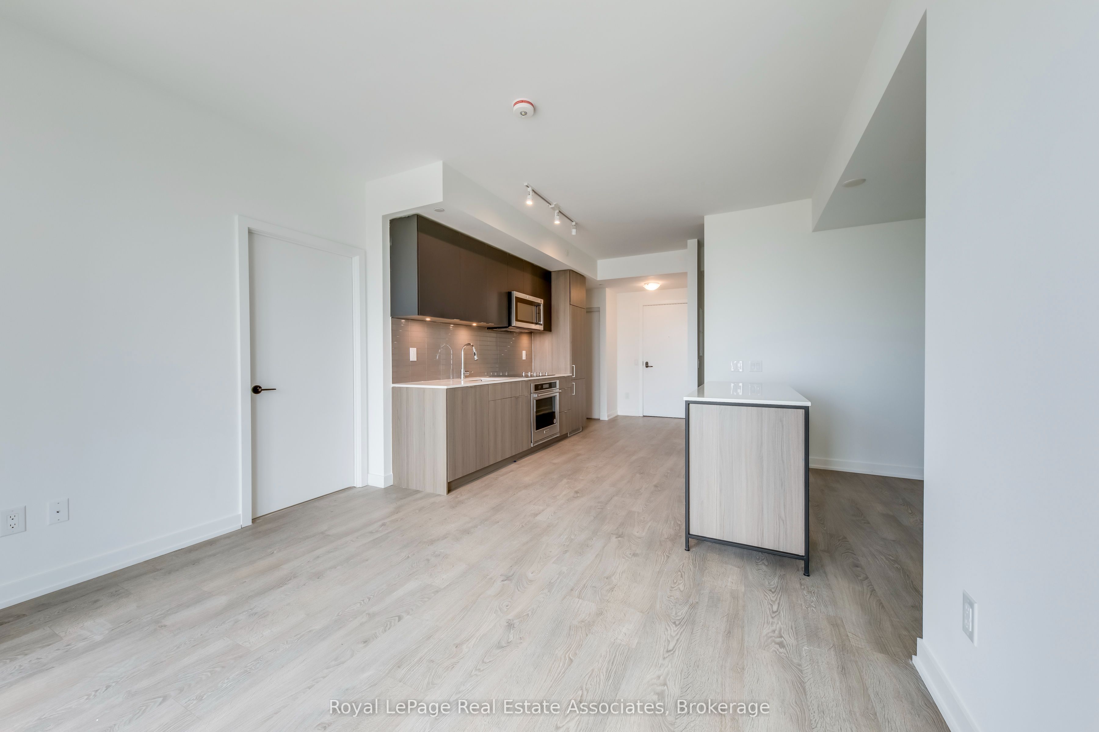 220 Missinnihe Way 806, Mississauga, ON L5H 0A9 photo 4