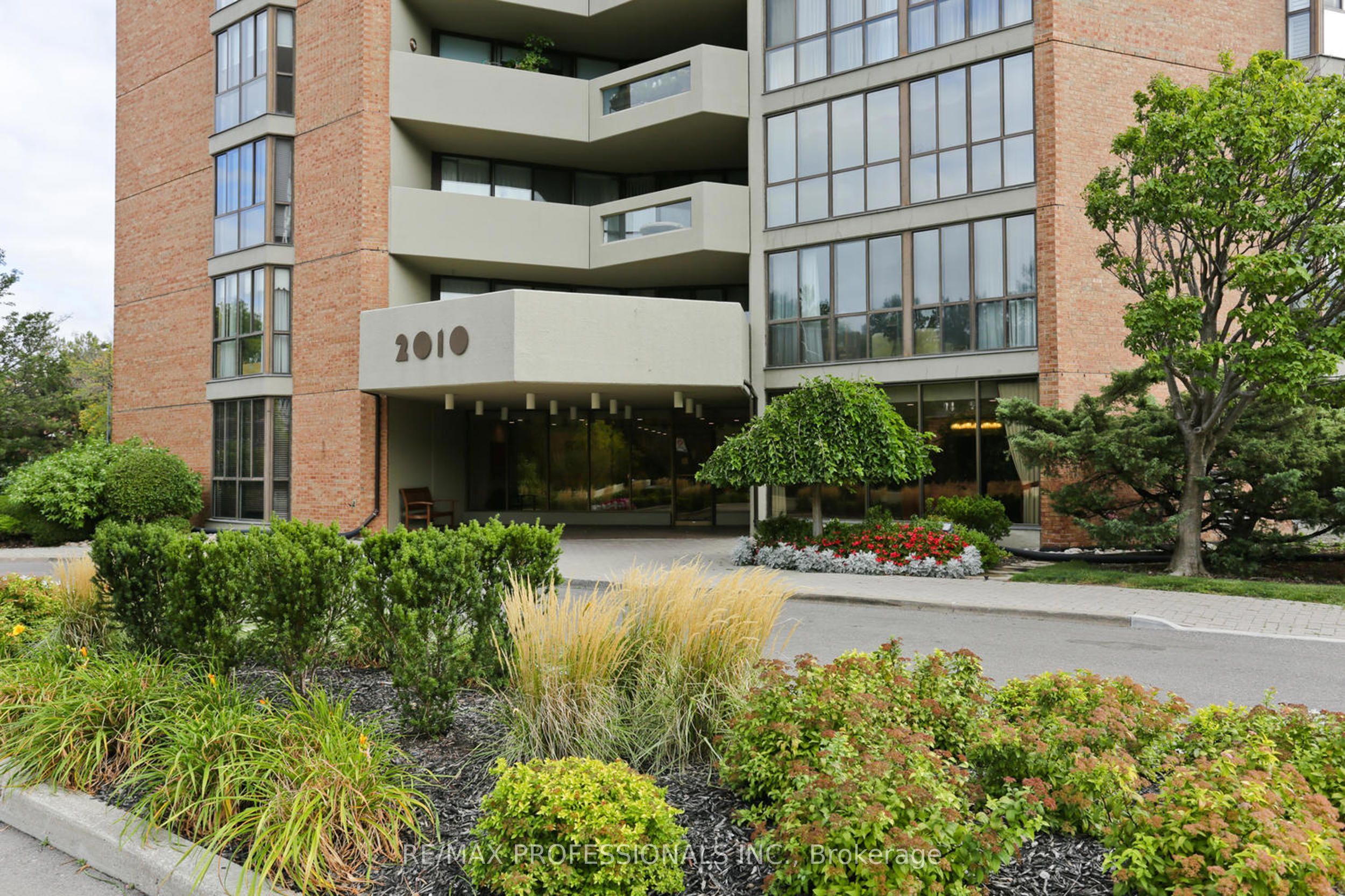 2010 Islington Avenue 1004, Toronto, ON M9P 3S8 photo 2