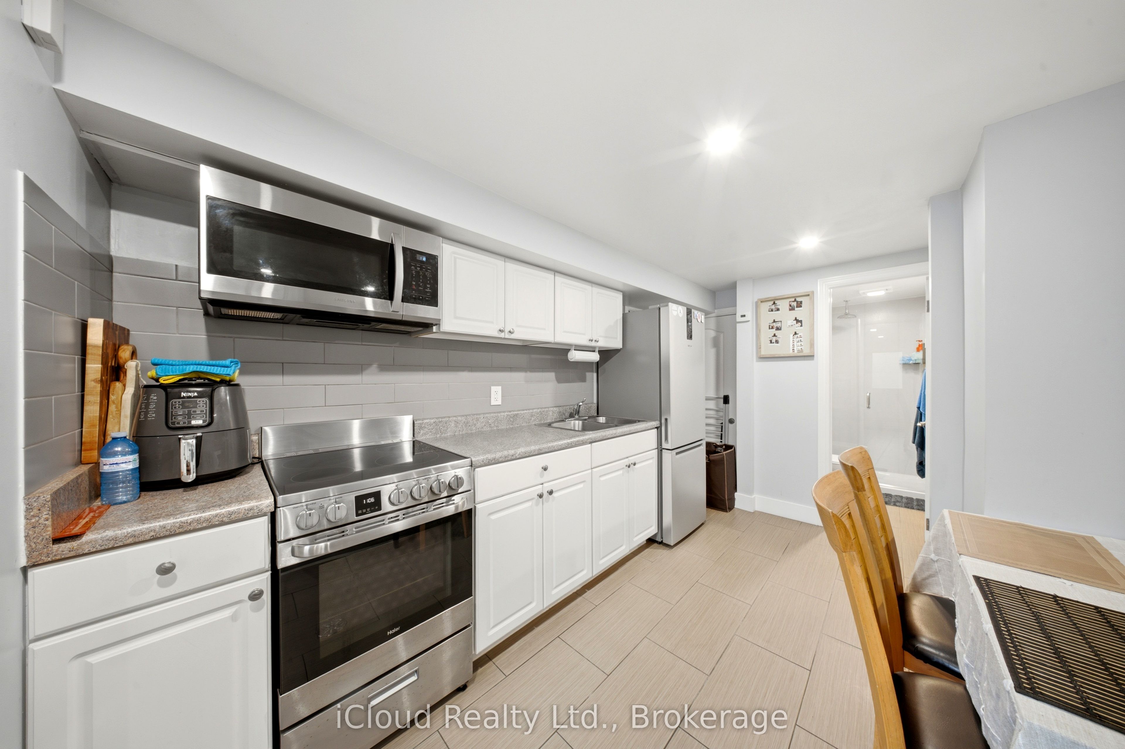 1226 Lansdowne Avenue Basement, Toronto, ON M6H 3Z8 photo 3