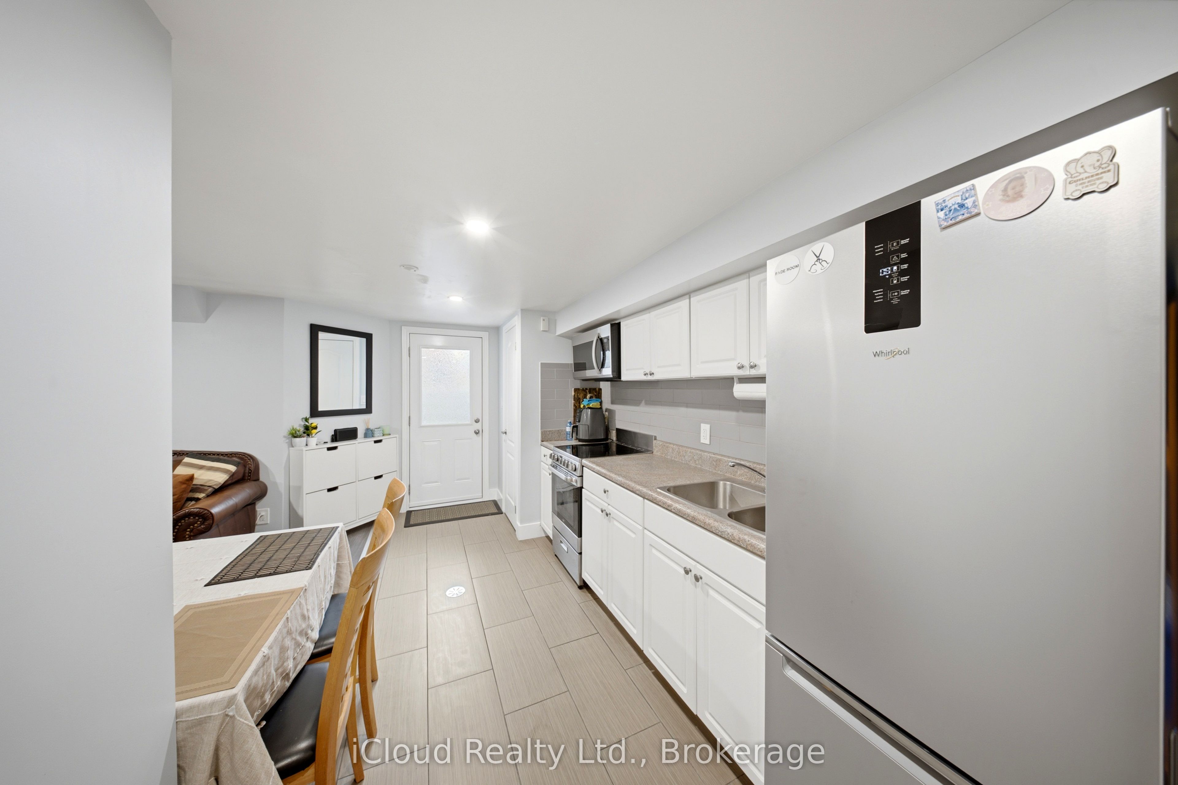 1226 Lansdowne Avenue Basement, Toronto, ON M6H 3Z8 photo 4