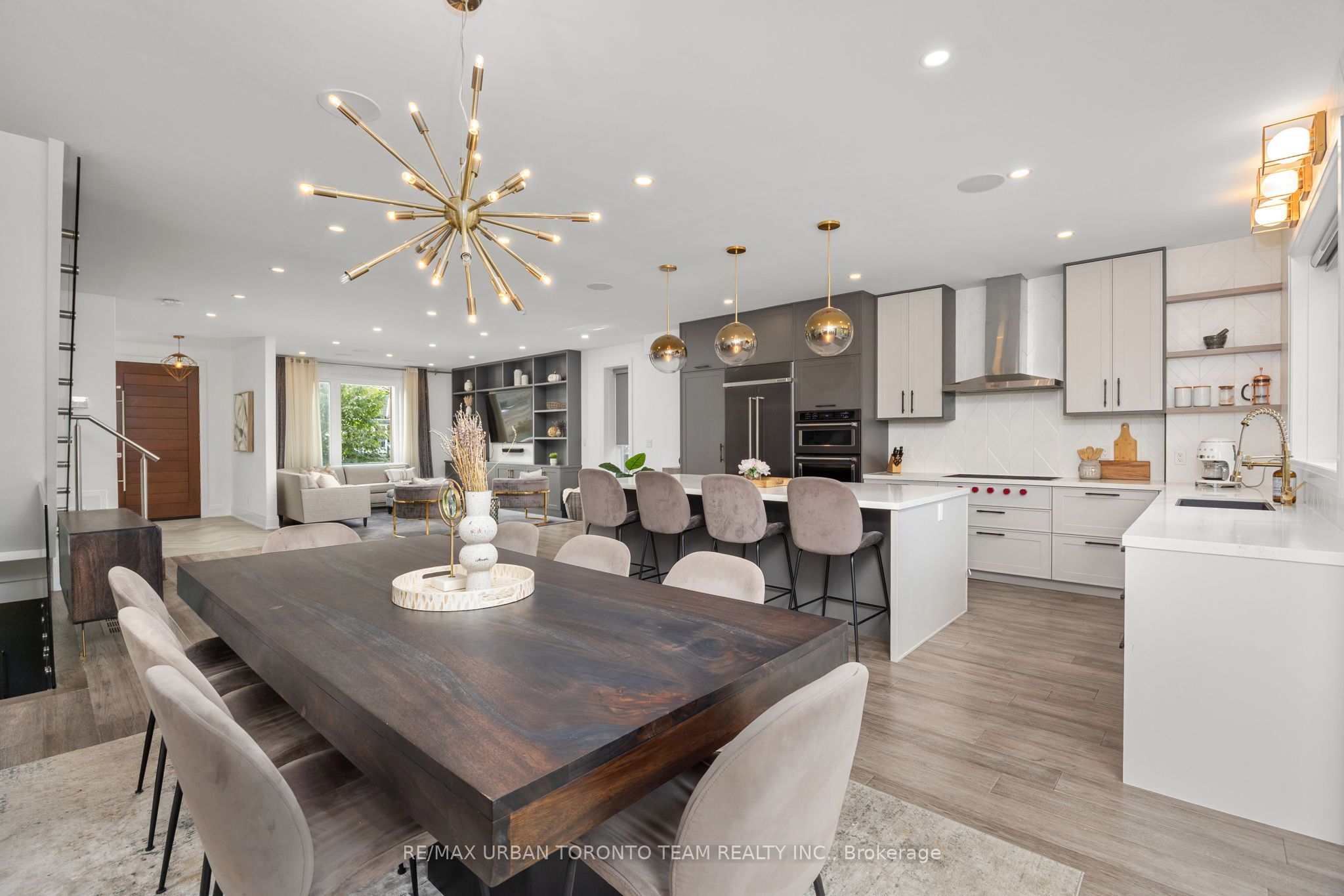 58 Manitoba Street, Toronto, ON M8Y 1C9