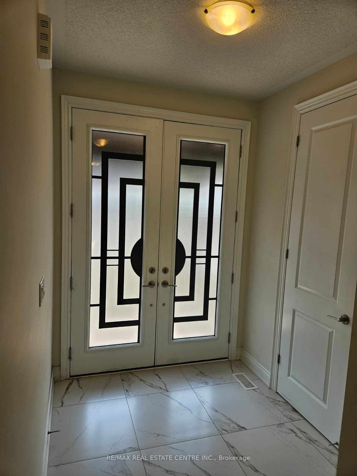 18 Gladmary Drive, Brampton, ON L6Y 6K9 photo 3