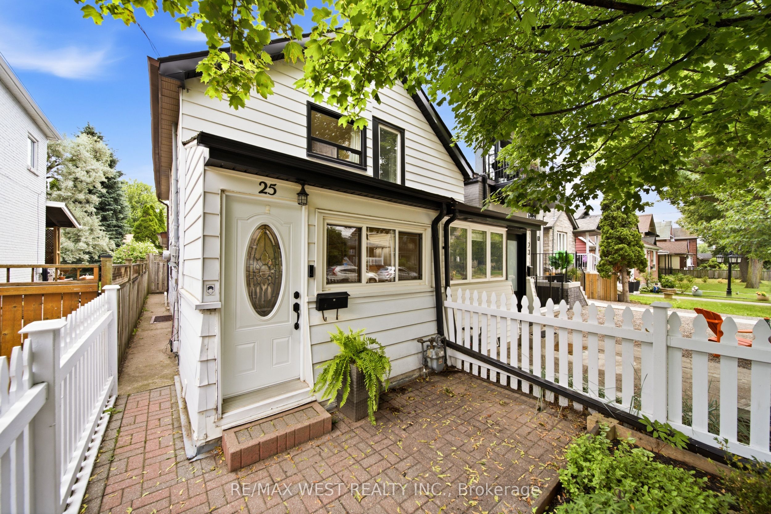 25 Batavia Avenue, Toronto, ON M6N 4A1 photo 2