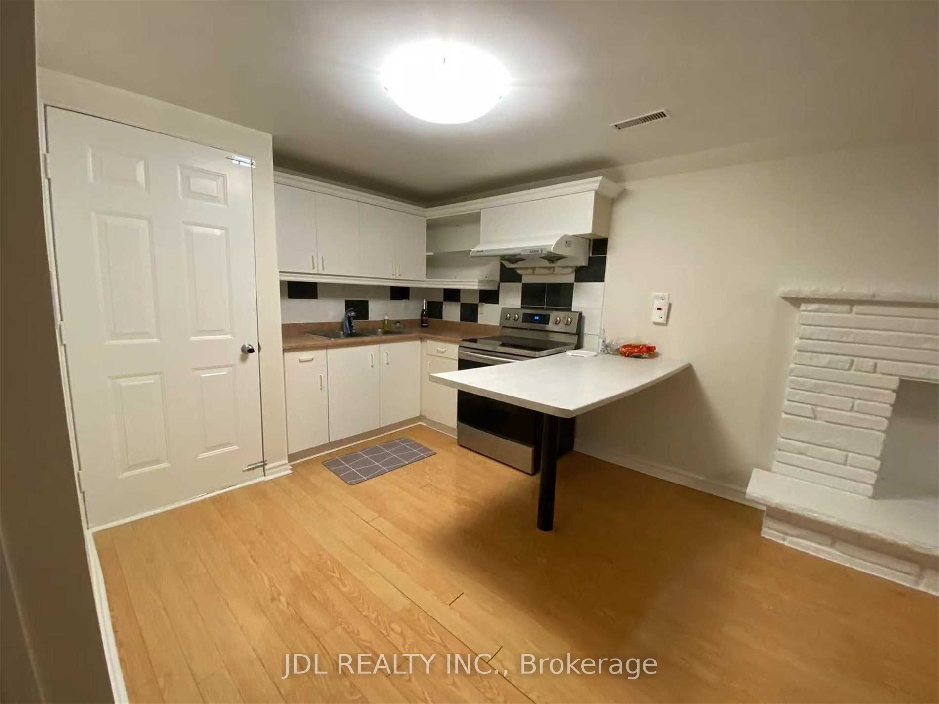 857 Westlock Road lower, Mississauga, ON L5C 1K7 photo 2