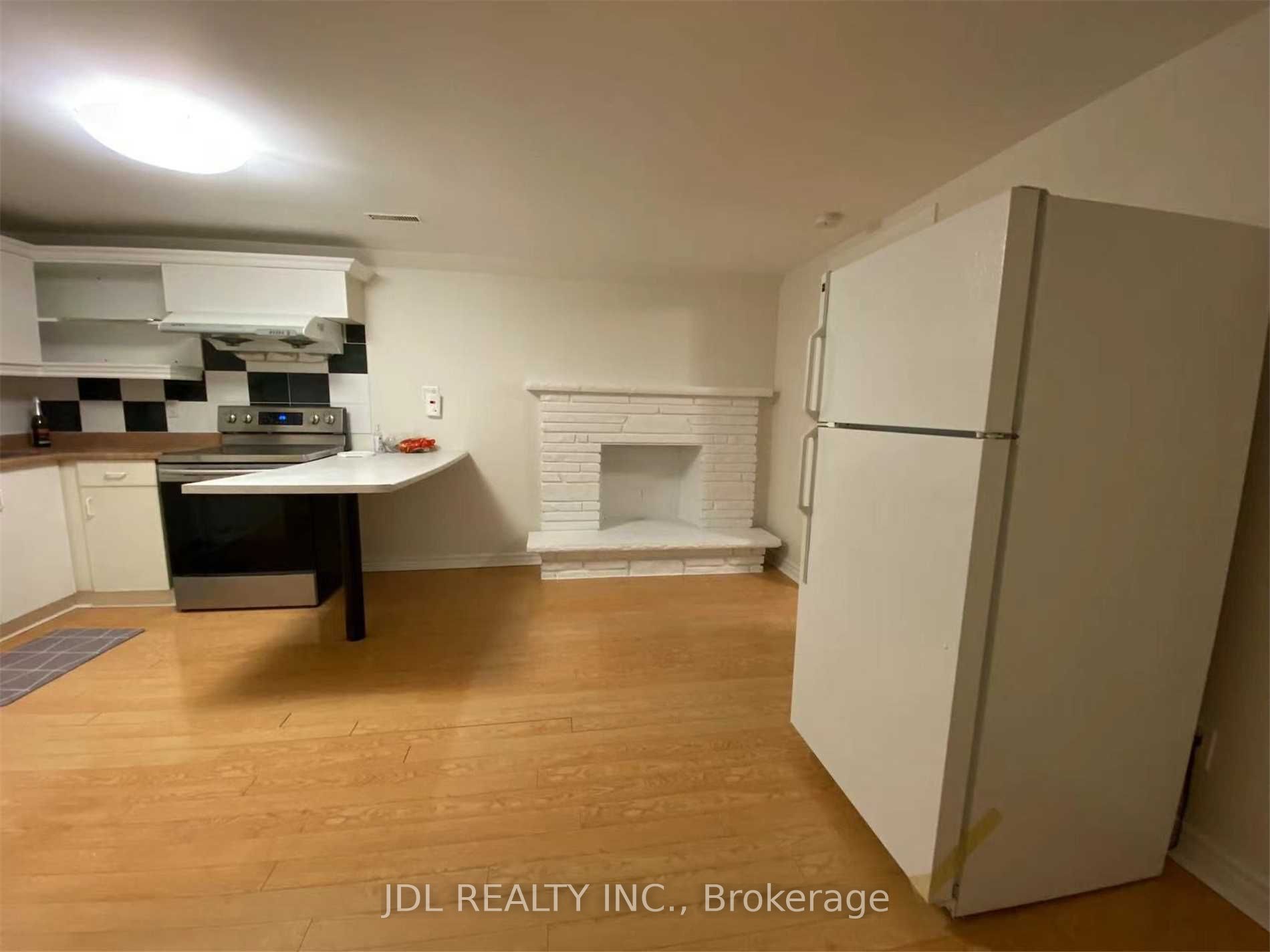 857 Westlock Road lower, Mississauga, ON L5C 1K7 photo 3