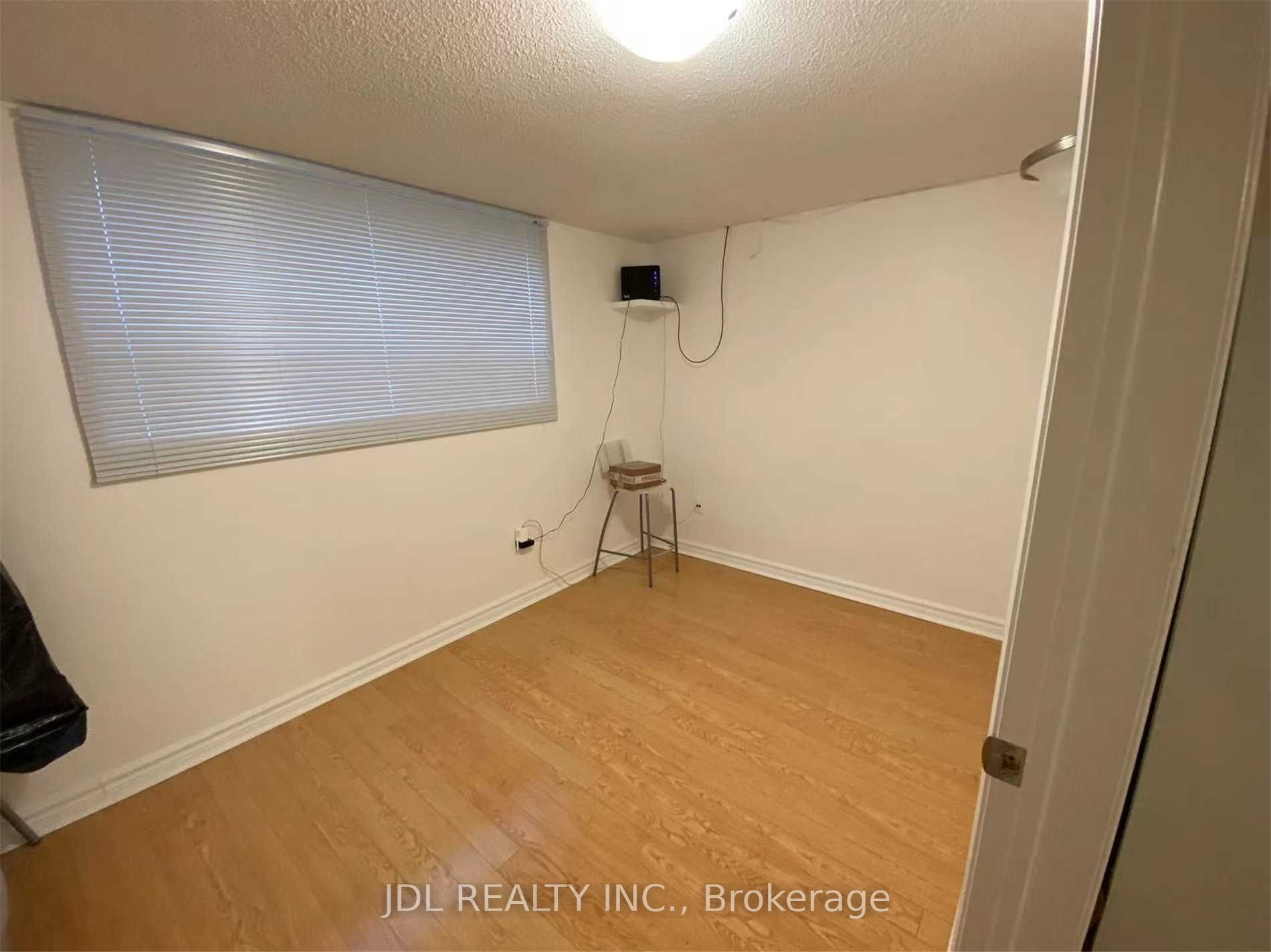 857 Westlock Road lower, Mississauga, ON L5C 1K7 photo 4