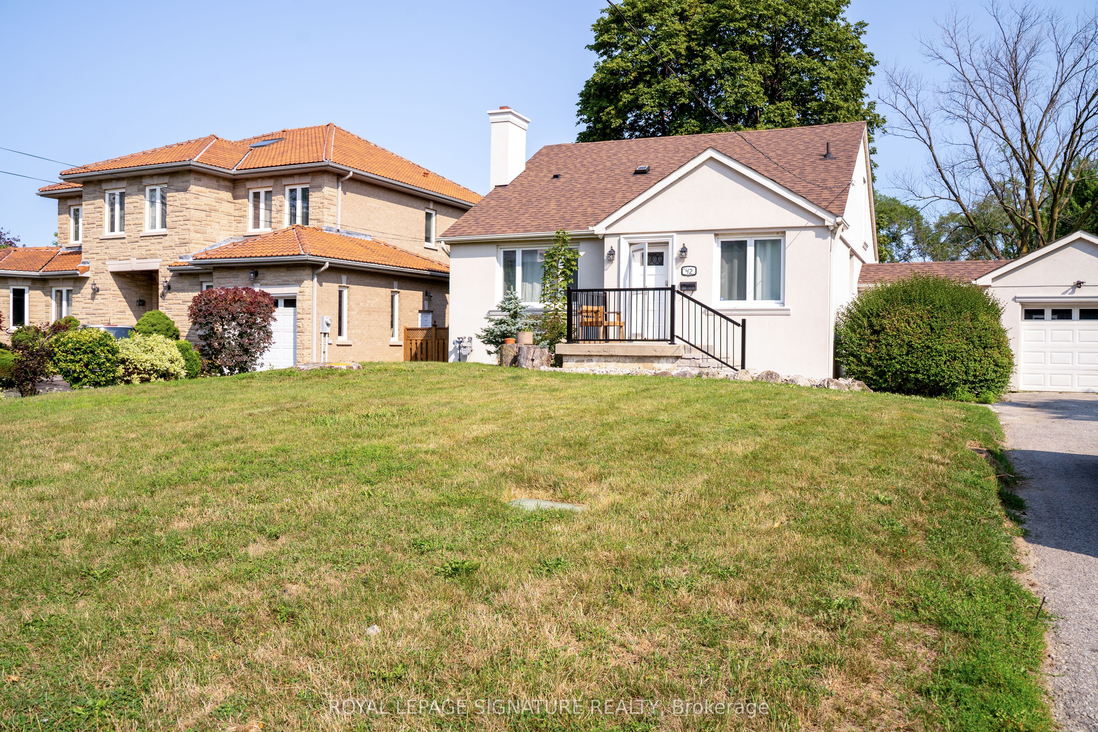 42 Kingsview Boulevard, Toronto, ON M9R 1T8