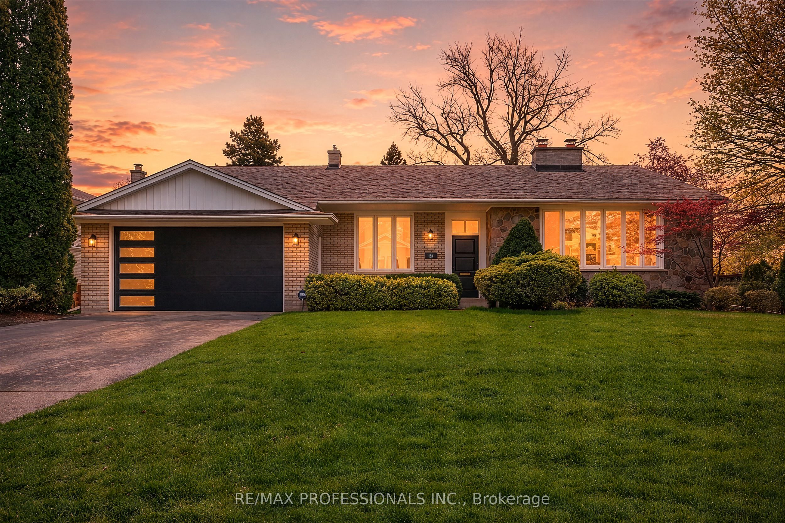 23 Ravensbourne Crescent, Toronto, ON M9A 2A9 photo 2
