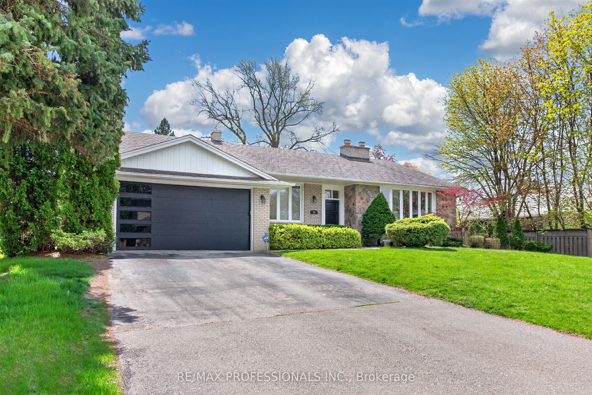 23 Ravensbourne Crescent, Toronto, ON M9A 2A9 photo 3