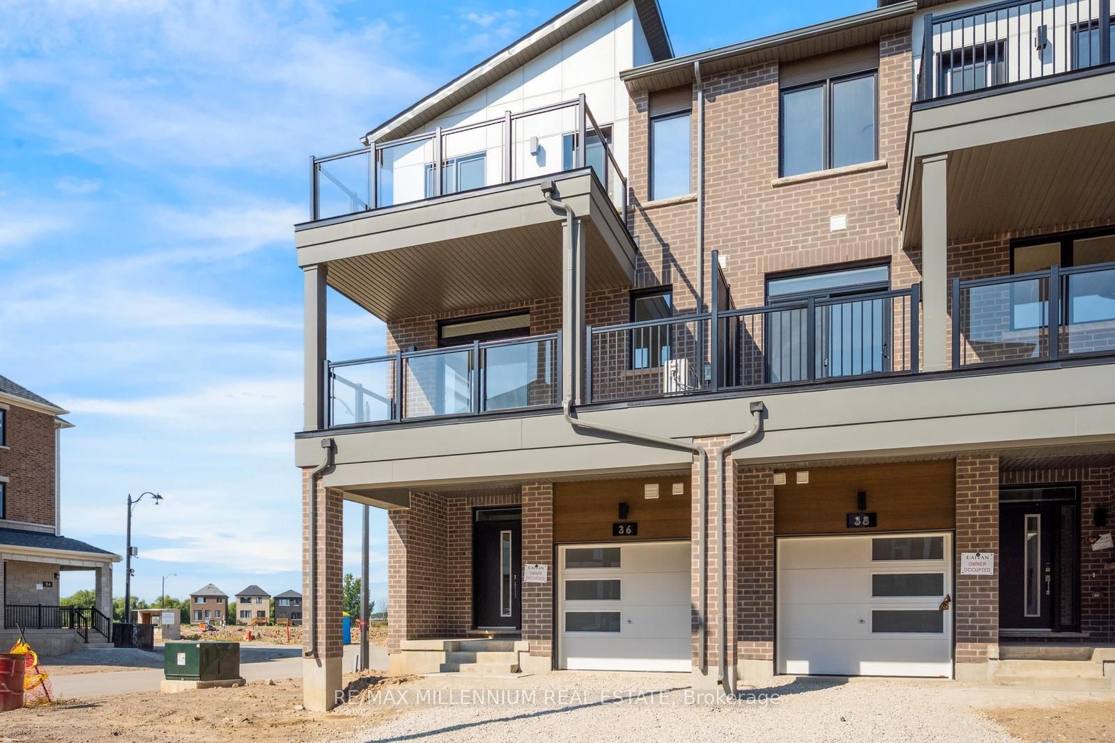 36 Thornbird Crescent Main, Brampton, ON L7A 0B8 photo 2
