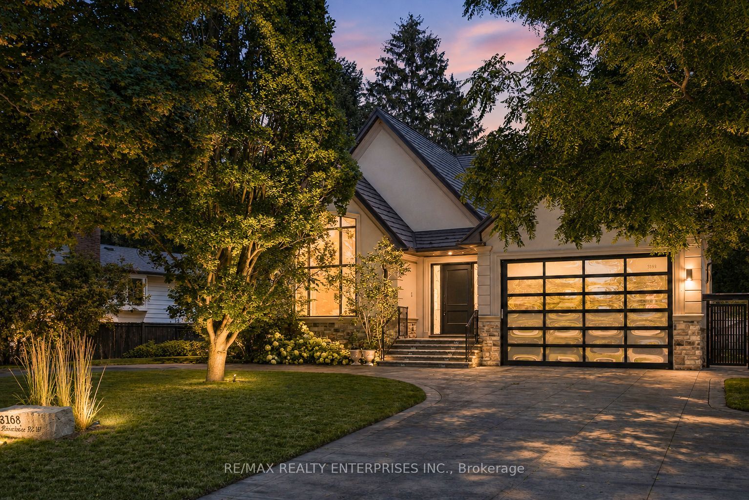 3168 Lakeshore Road W, Oakville, ON L6L 1J6