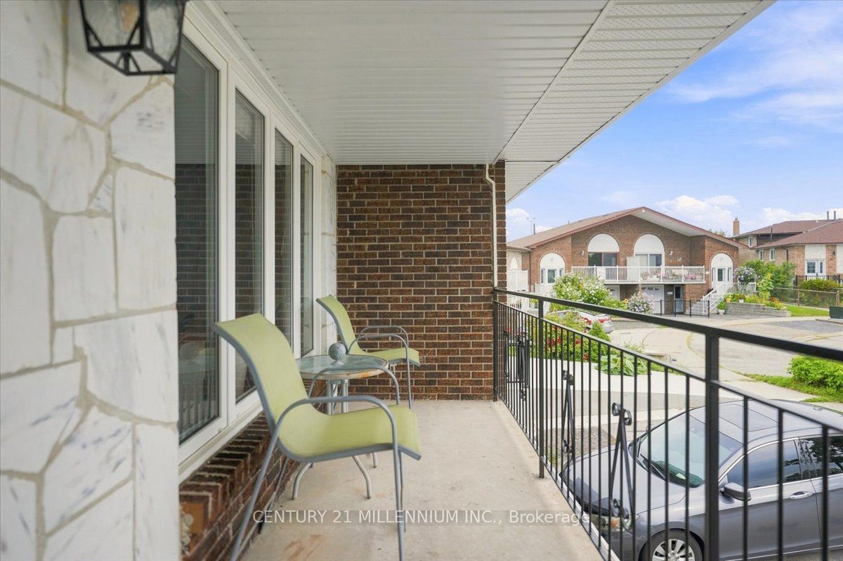 9 Cheryl Court, Brampton, ON L6V 3C2 photo 2