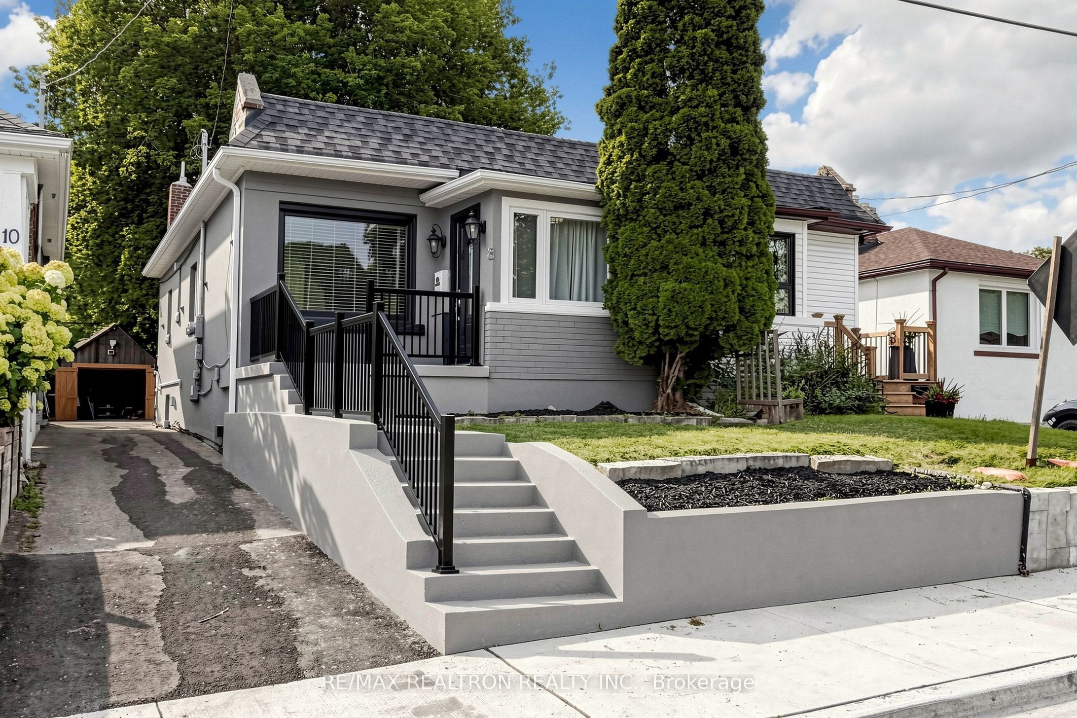 8 Villa Road, Toronto, ON M8W 1M5
