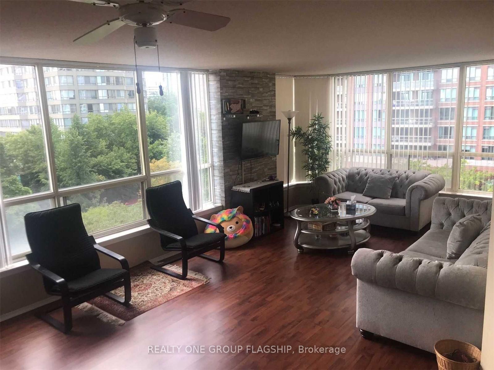55 Elm Drive 604, Mississauga, ON L5B 3Z3 photo 2