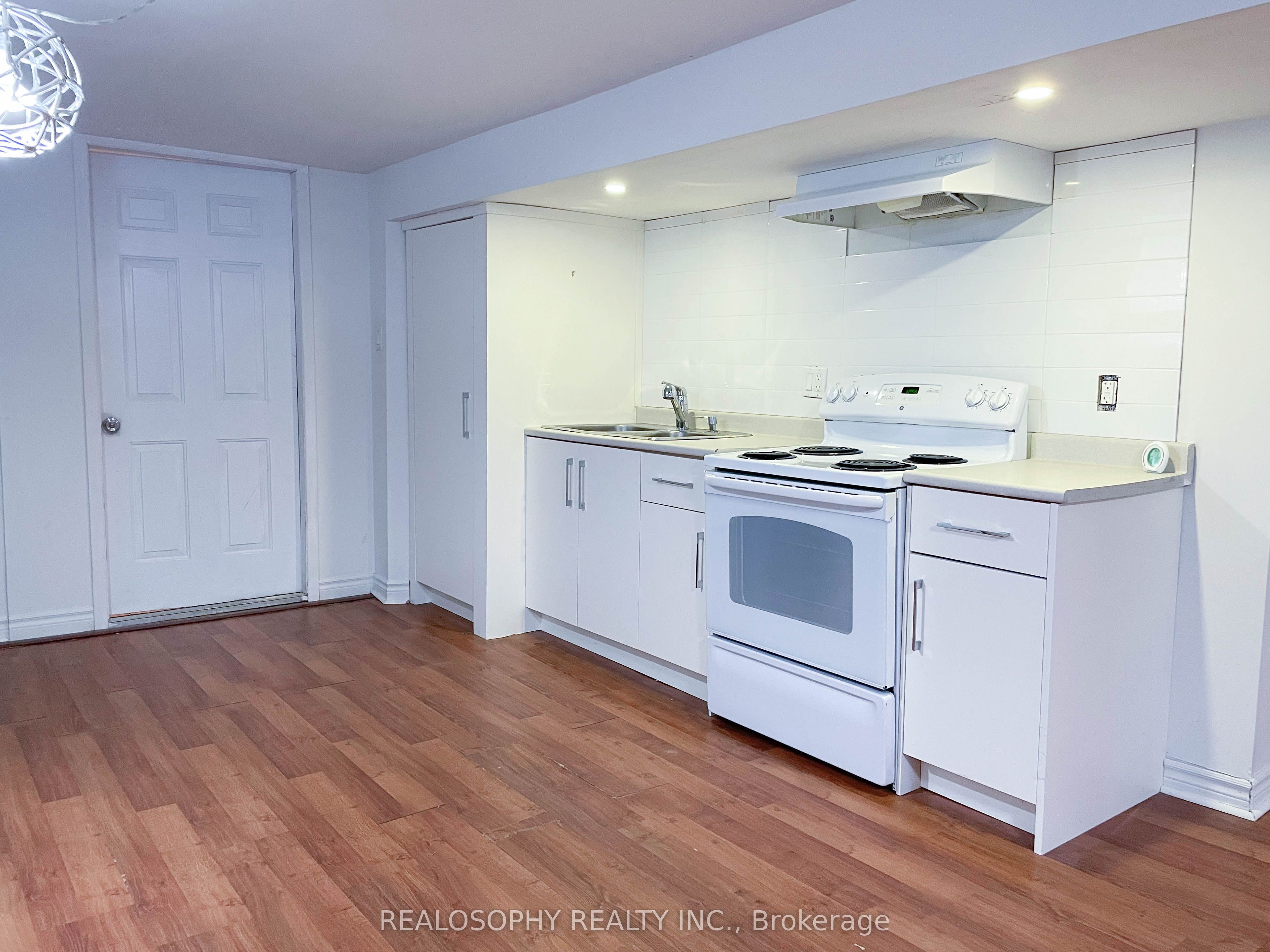 95 Royal York Road BSMT, Toronto, ON M8V 2T9 photo 2