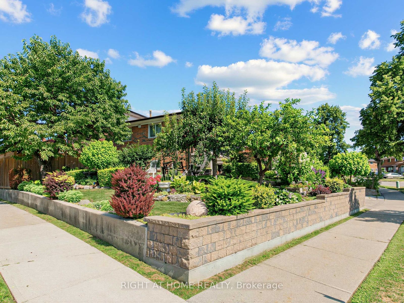 2 Grenadine Court, Toronto, ON M9L 2H6 photo 3